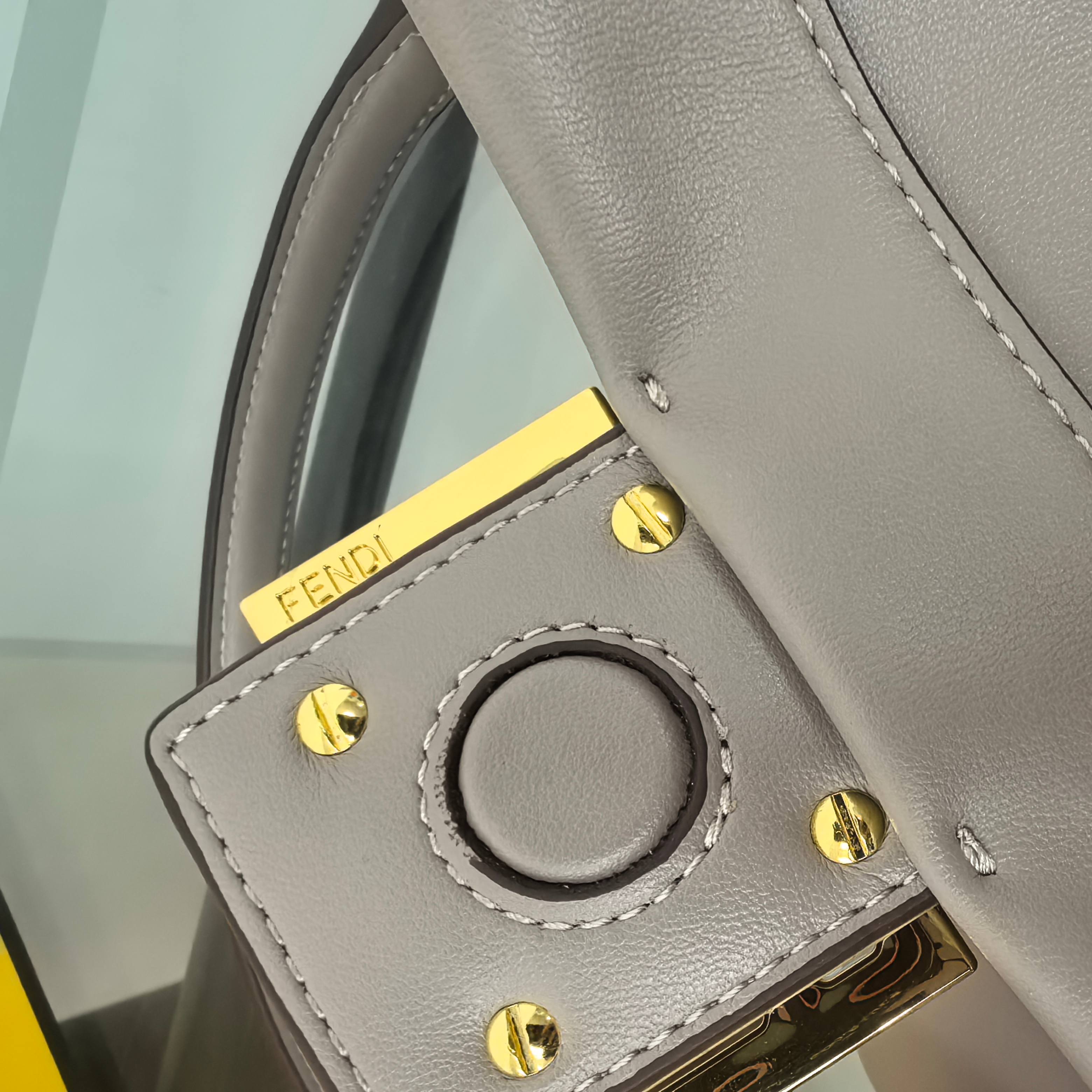 。Fendi2025新款Mamma法棍!!
FENDI 2025春夏女士系列创绎经典，升华日常着装。
M