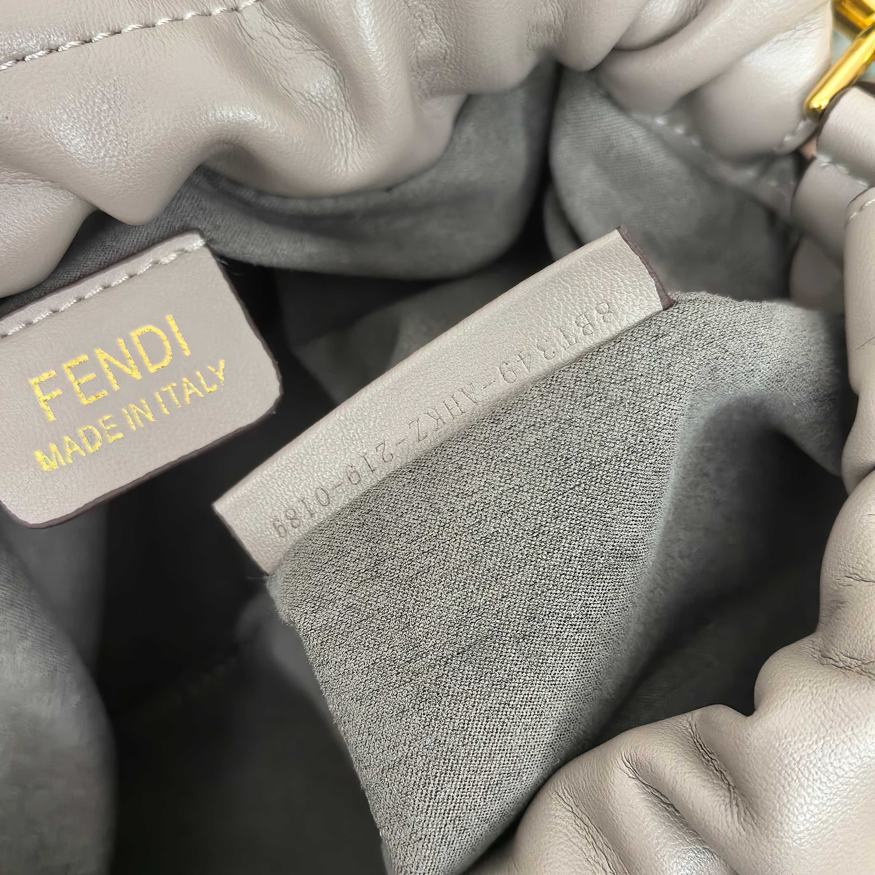 。Fendi2025新款Mamma法棍!!
FENDI 2025春夏女士系列创绎经典，升华日常着装。
M