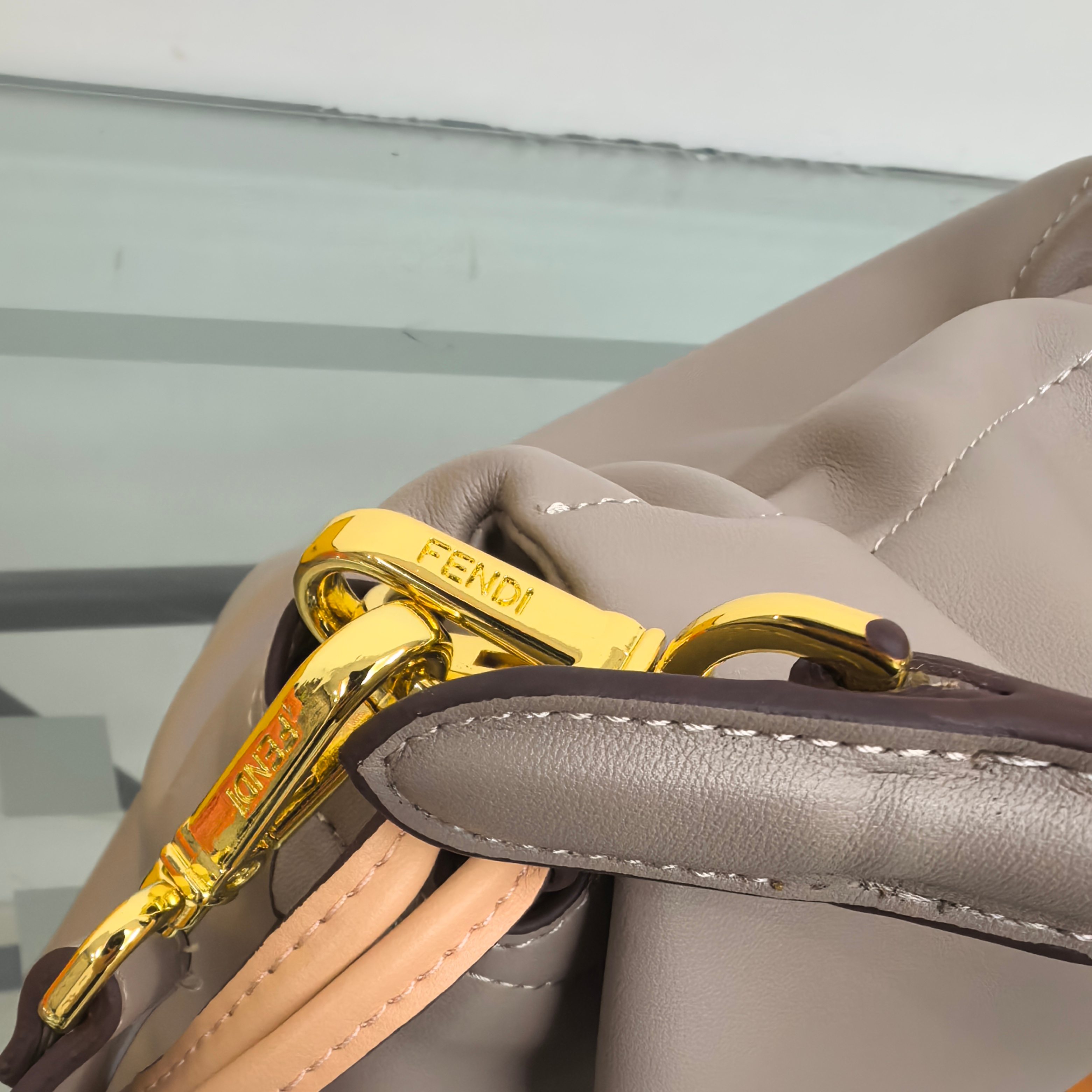 。Fendi2025新款Mamma法棍!!
FENDI 2025春夏女士系列创绎经典，升华日常着装。
M