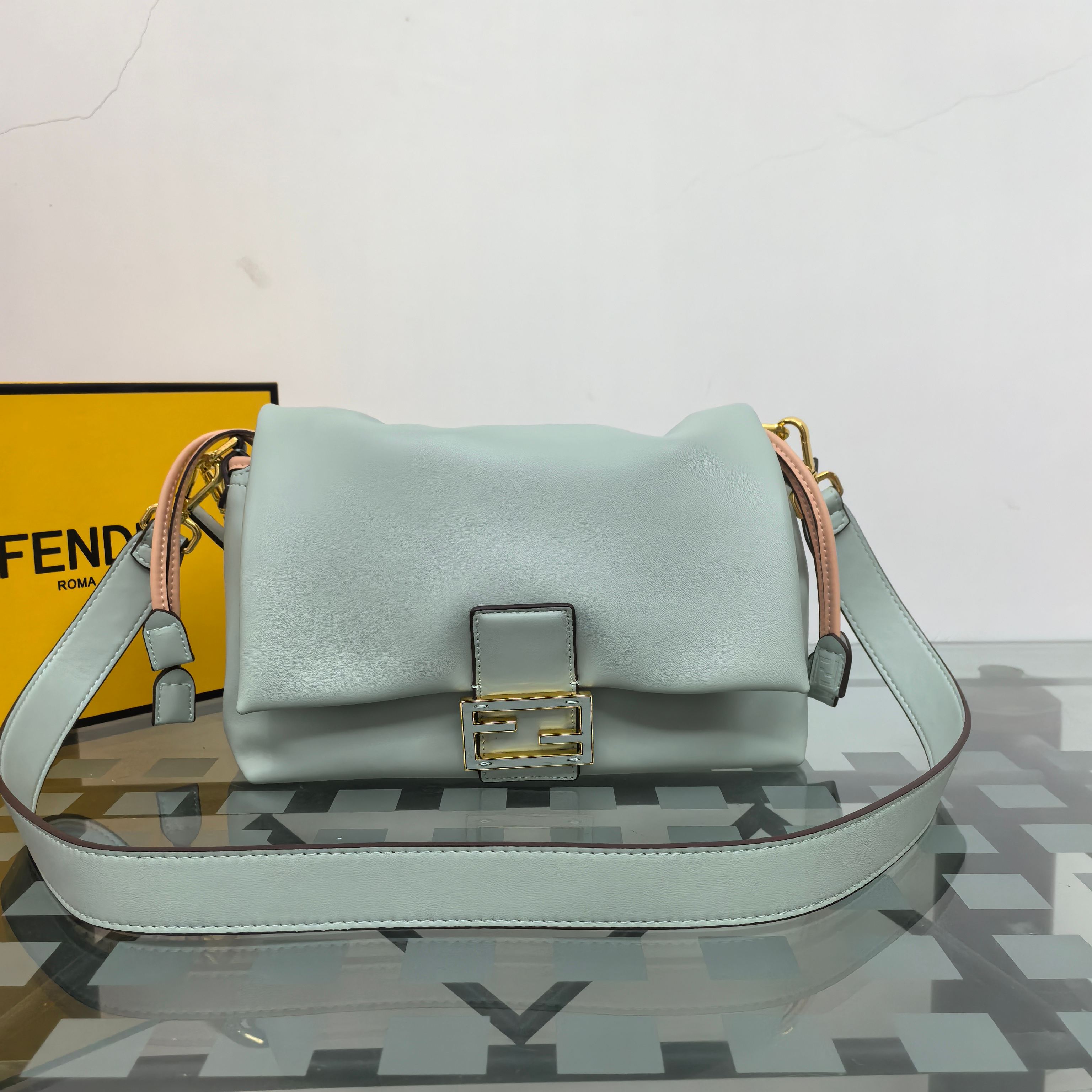  Fendi2025新款Mamma法棍!!
FENDI 2025春夏女士系列创绎经典，升华日常着装。
M