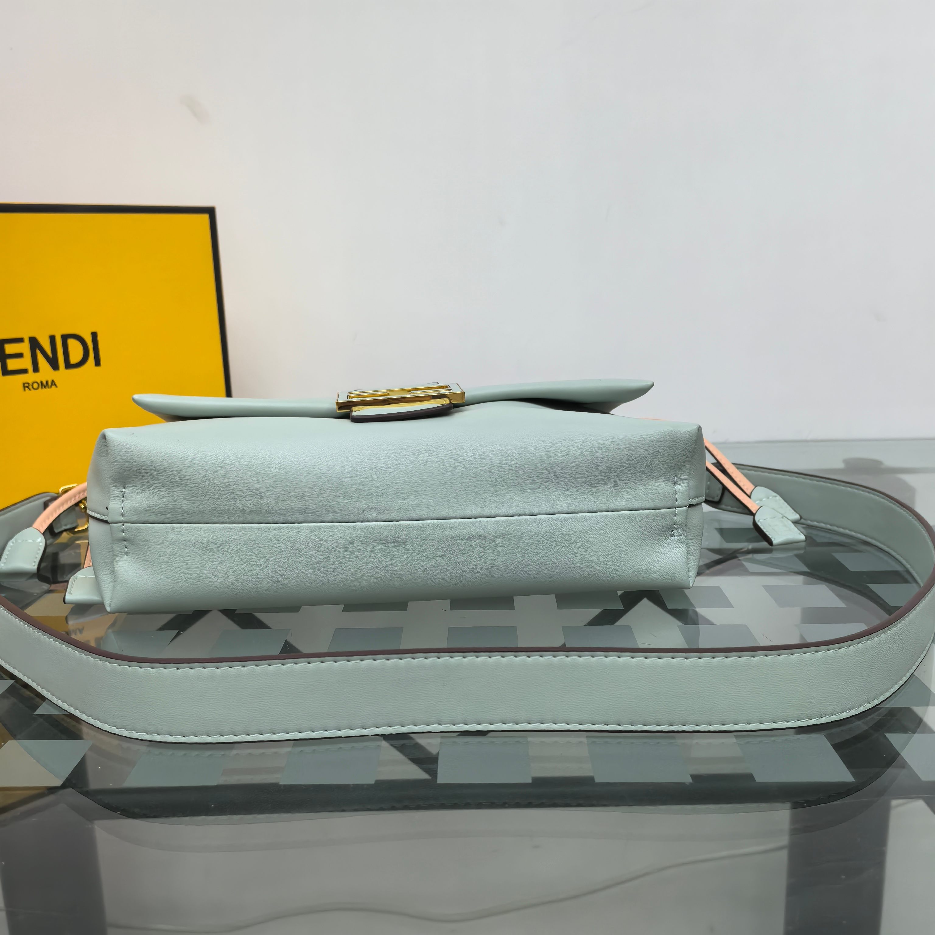  Fendi2025新款Mamma法棍!!
FENDI 2025春夏女士系列创绎经典，升华日常着装。
M