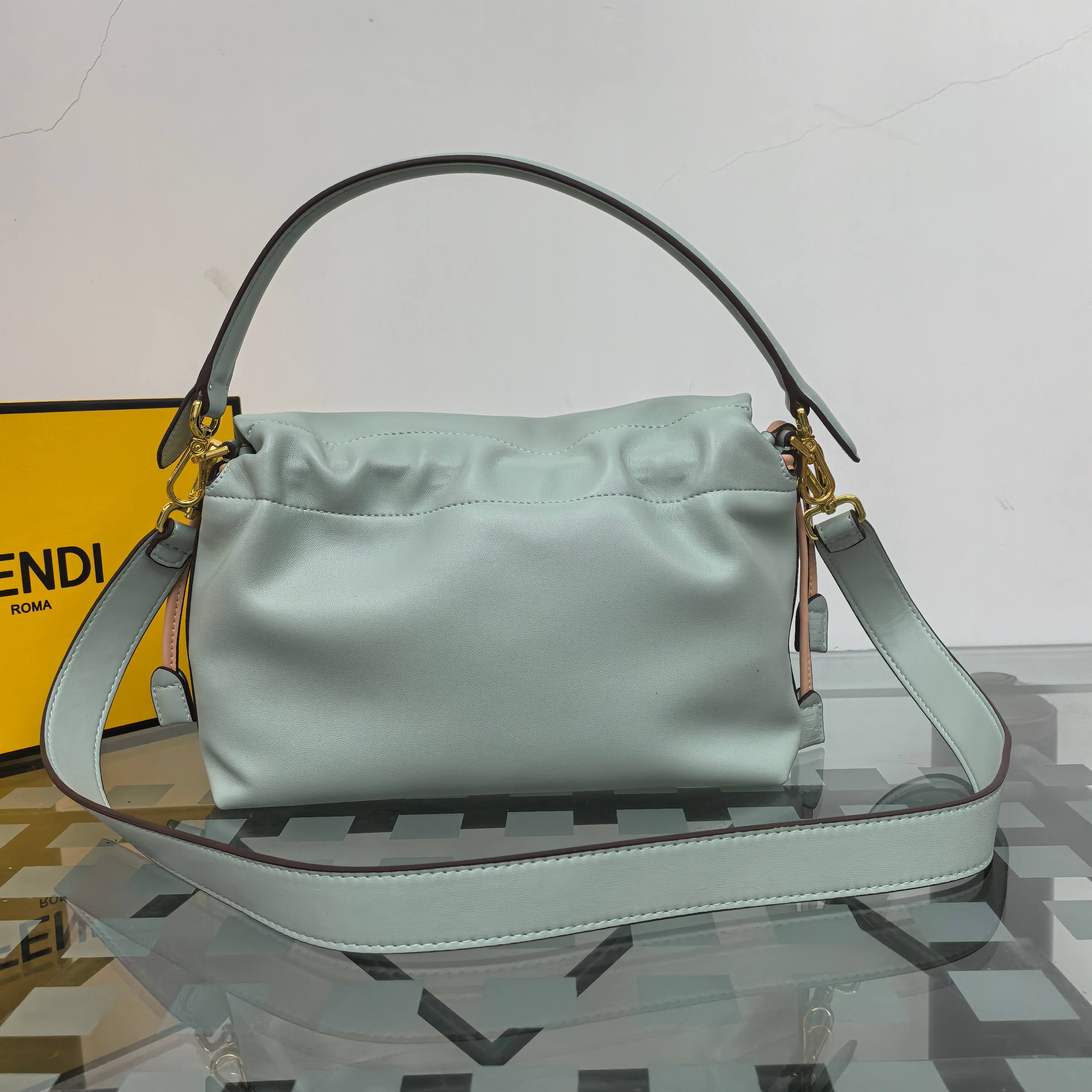  Fendi2025新款Mamma法棍!!
FENDI 2025春夏女士系列创绎经典，升华日常着装。
M