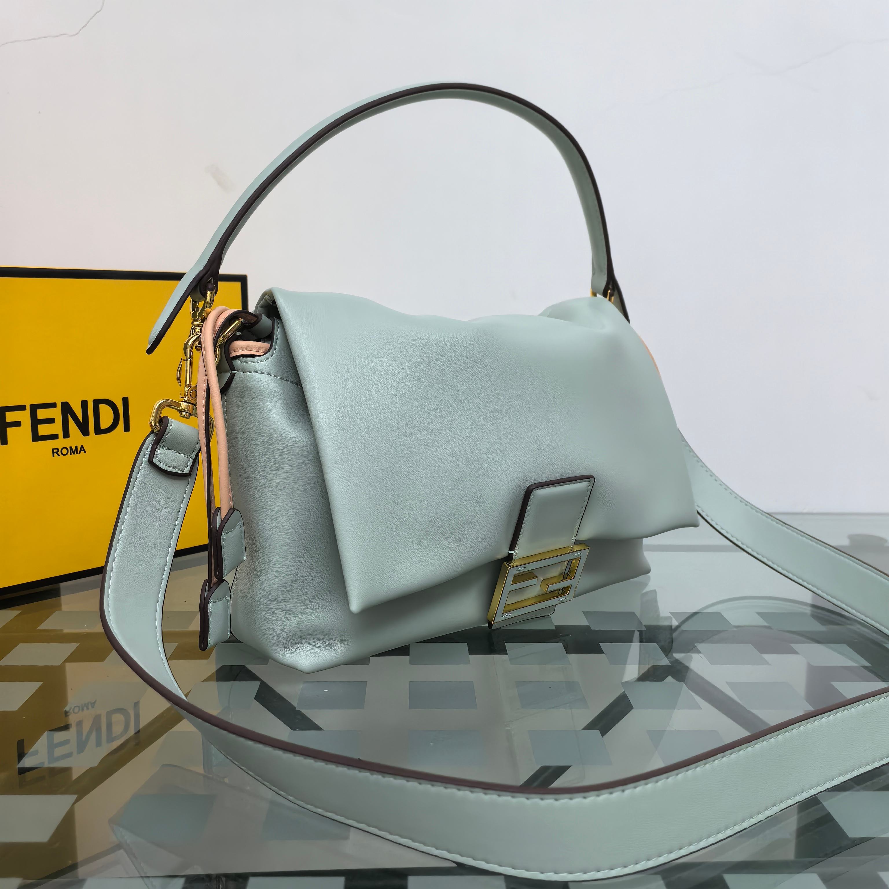  Fendi2025新款Mamma法棍!!
FENDI 2025春夏女士系列创绎经典，升华日常着装。
M