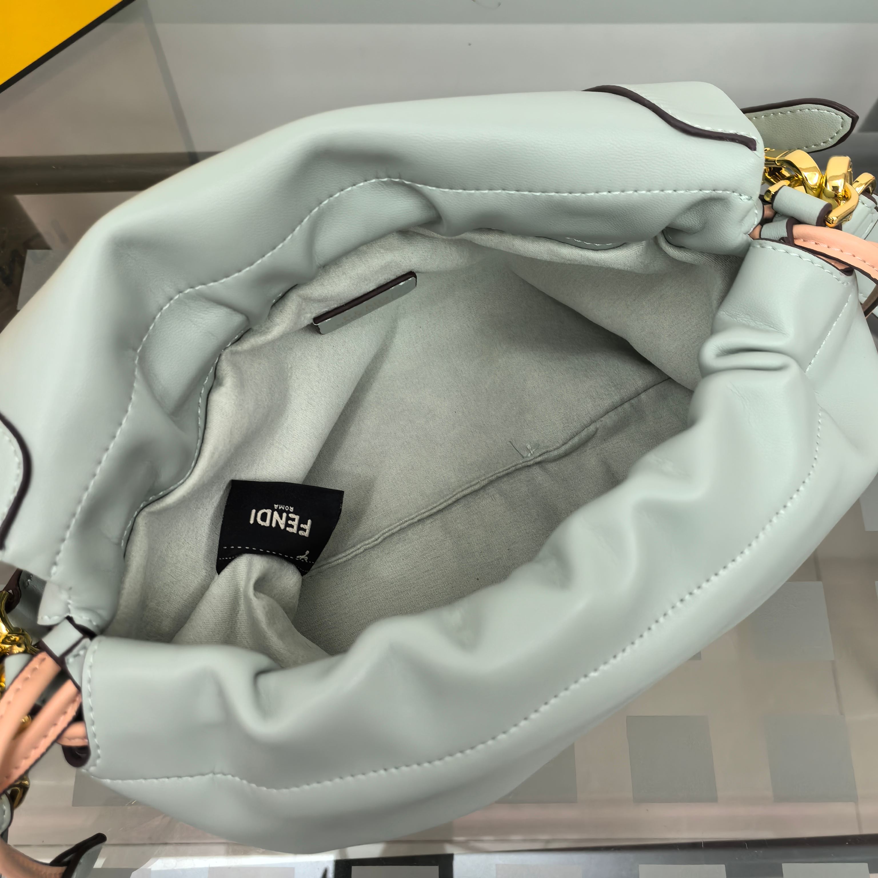  Fendi2025新款Mamma法棍!!
FENDI 2025春夏女士系列创绎经典，升华日常着装。
M