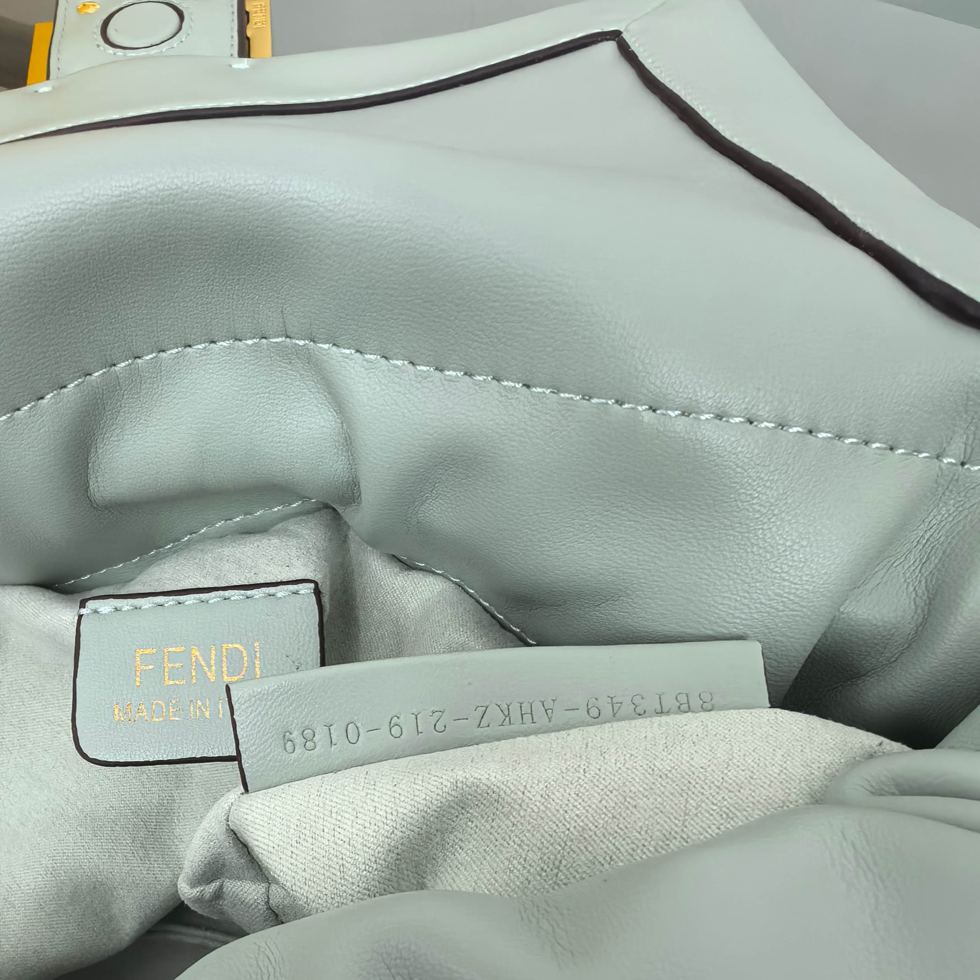  Fendi2025新款Mamma法棍!!
FENDI 2025春夏女士系列创绎经典，升华日常着装。
M