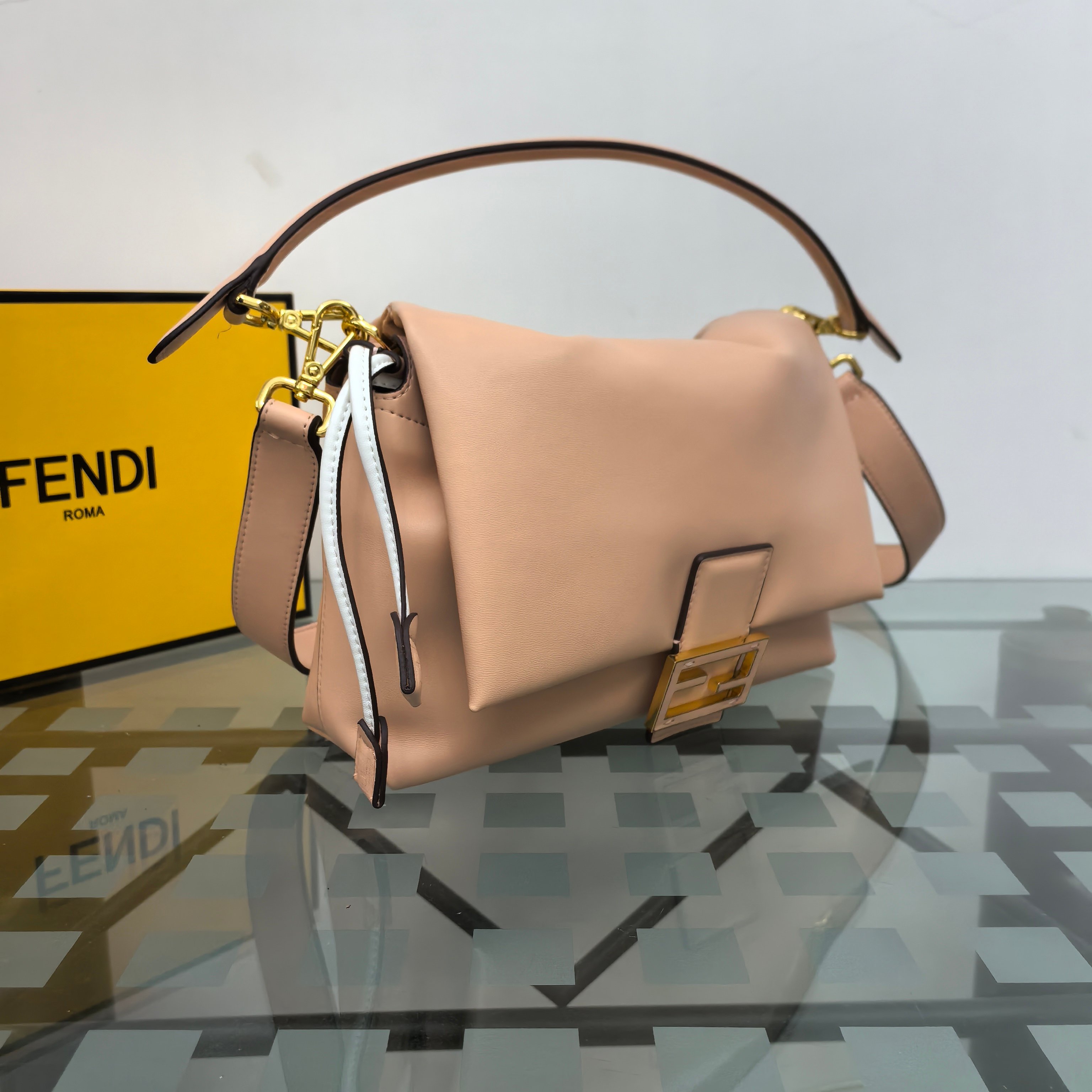 。Fendi2025新款Mamma法棍!!
FENDI 2025春夏女士系列创绎经典，升华日常着装。
M
