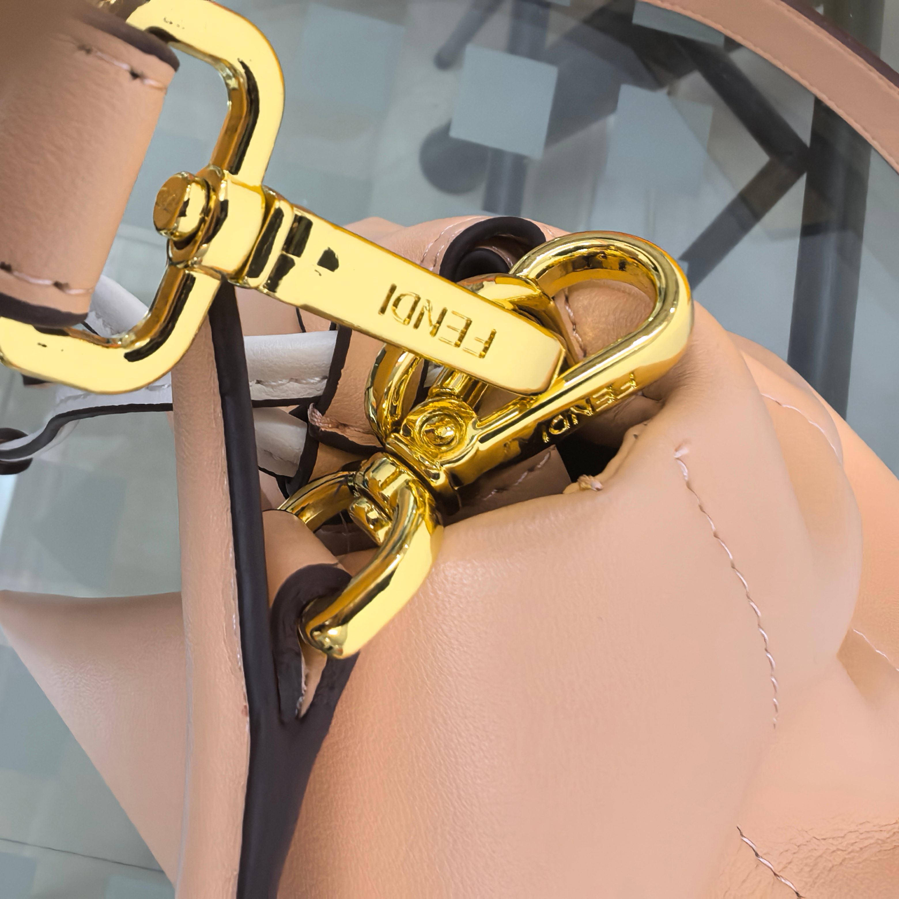 。Fendi2025新款Mamma法棍!!
FENDI 2025春夏女士系列创绎经典，升华日常着装。
M