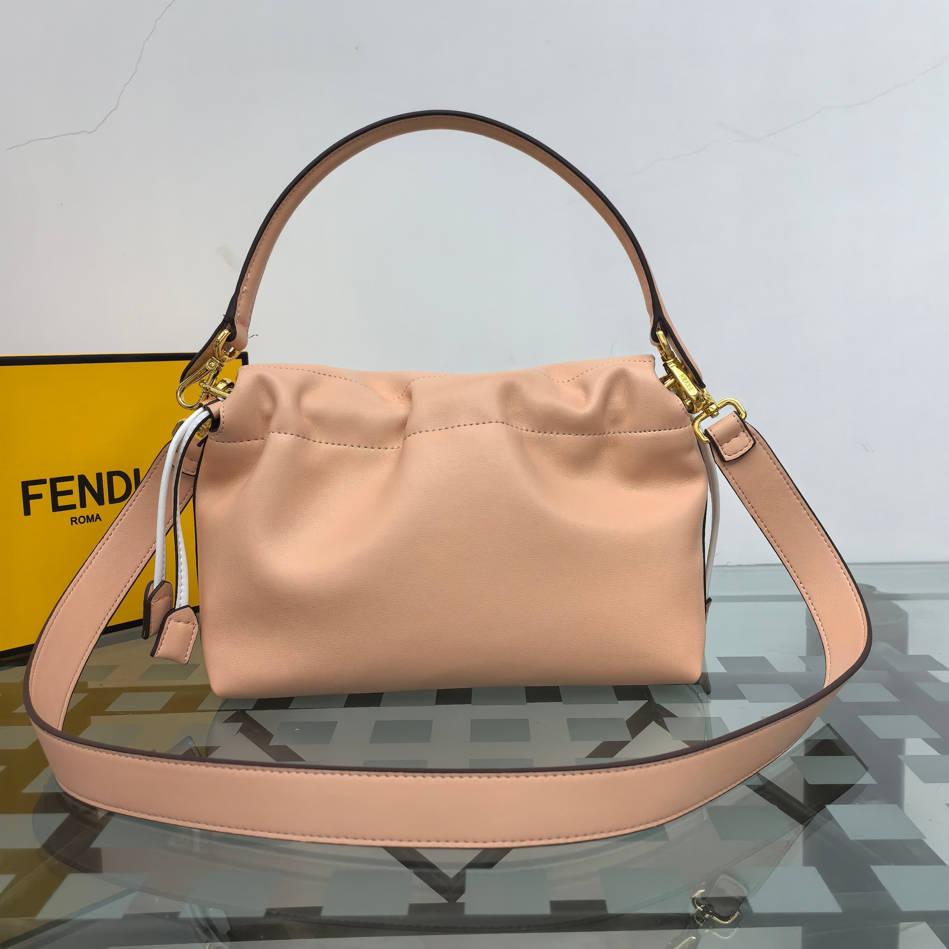 。Fendi2025新款Mamma法棍!!
FENDI 2025春夏女士系列创绎经典，升华日常着装。
M