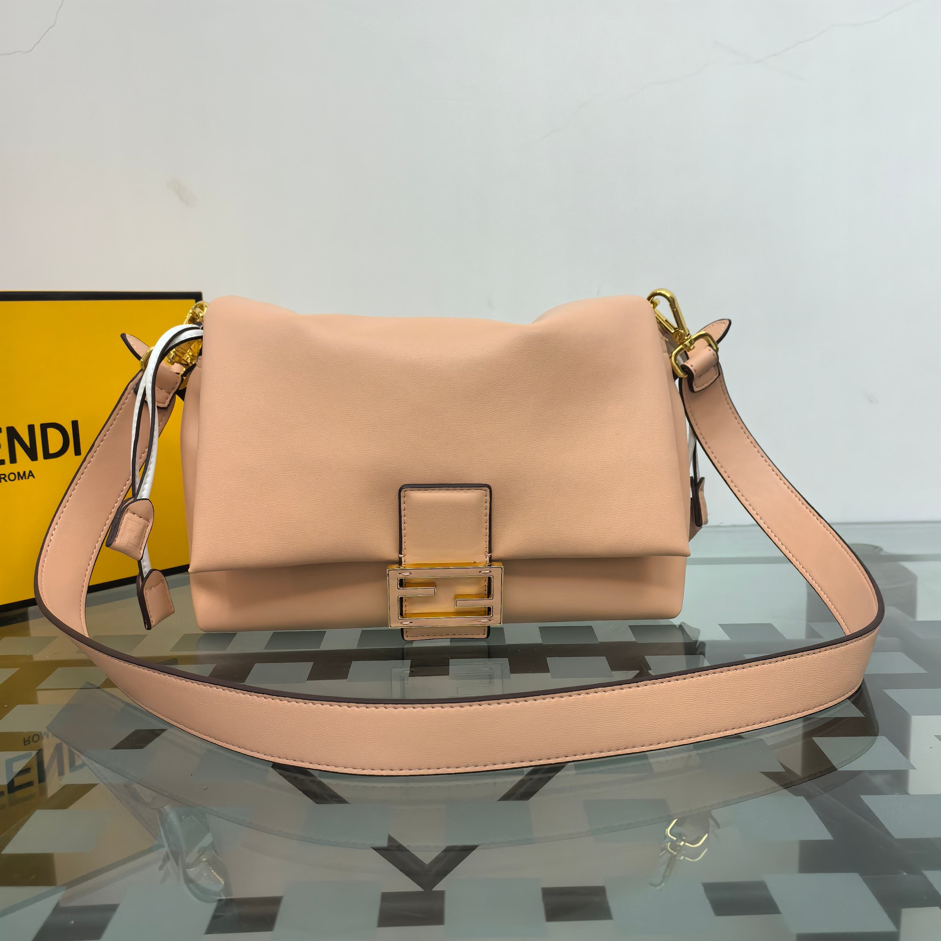 。Fendi2025新款Mamma法棍!!
FENDI 2025春夏女士系列创绎经典，升华日常着装。
M