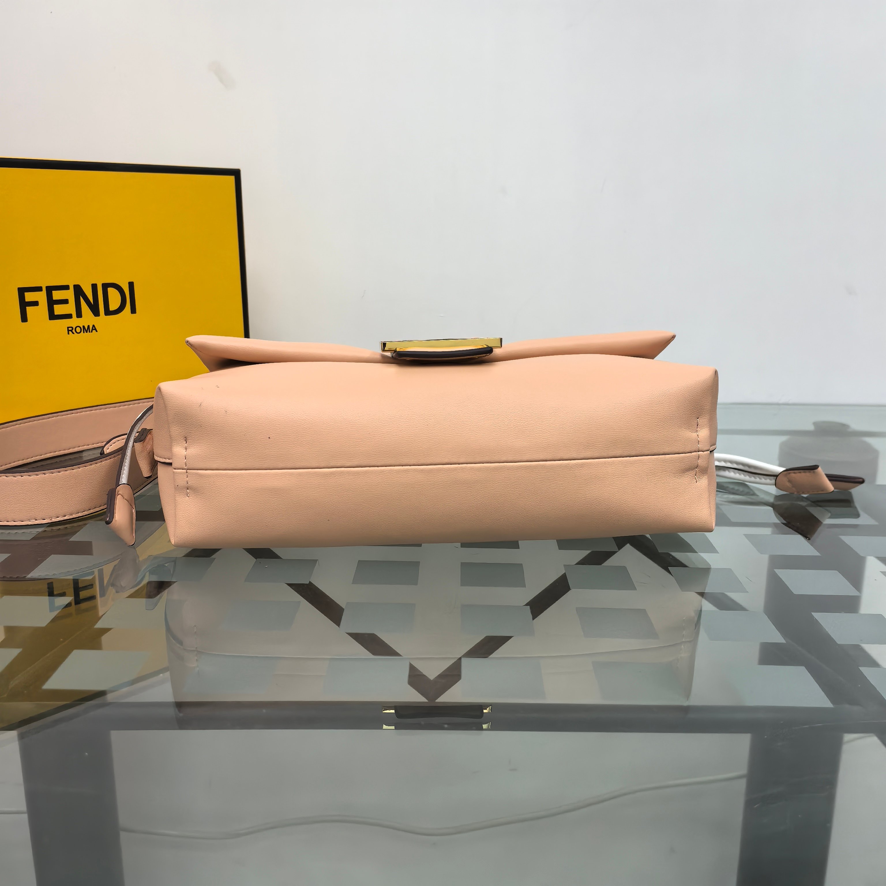 。Fendi2025新款Mamma法棍!!
FENDI 2025春夏女士系列创绎经典，升华日常着装。
M