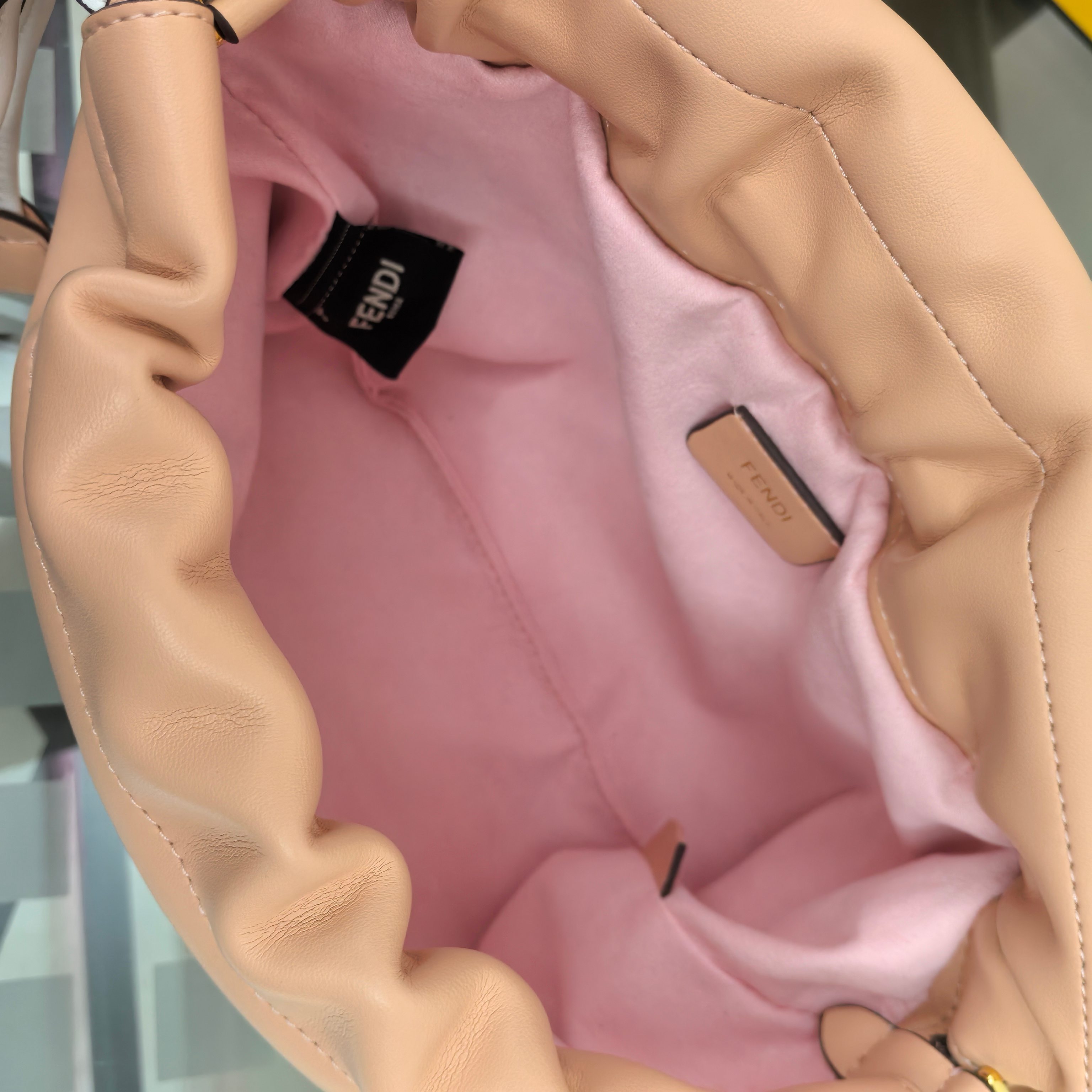 。Fendi2025新款Mamma法棍!!
FENDI 2025春夏女士系列创绎经典，升华日常着装。
M