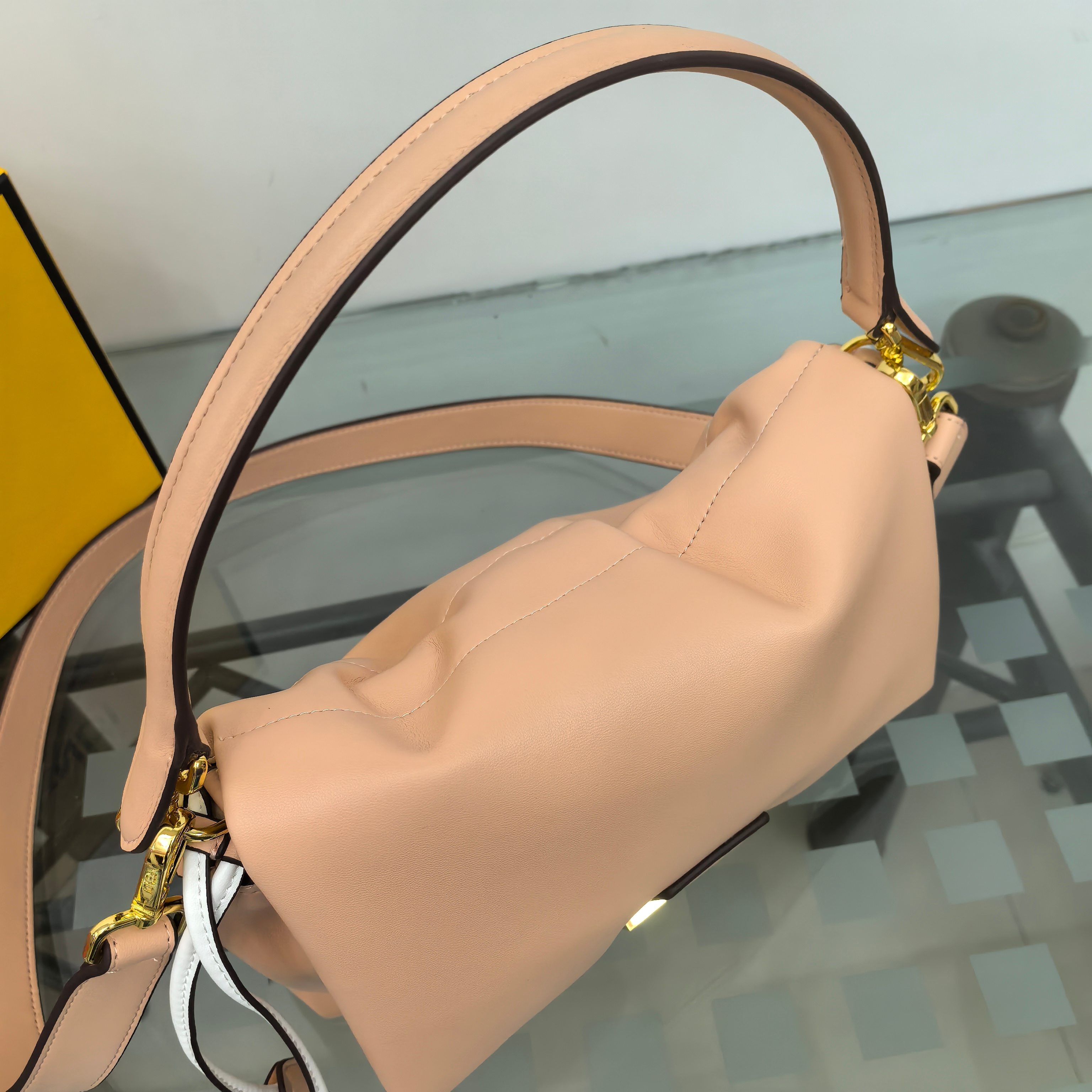 。Fendi2025新款Mamma法棍!!
FENDI 2025春夏女士系列创绎经典，升华日常着装。
M