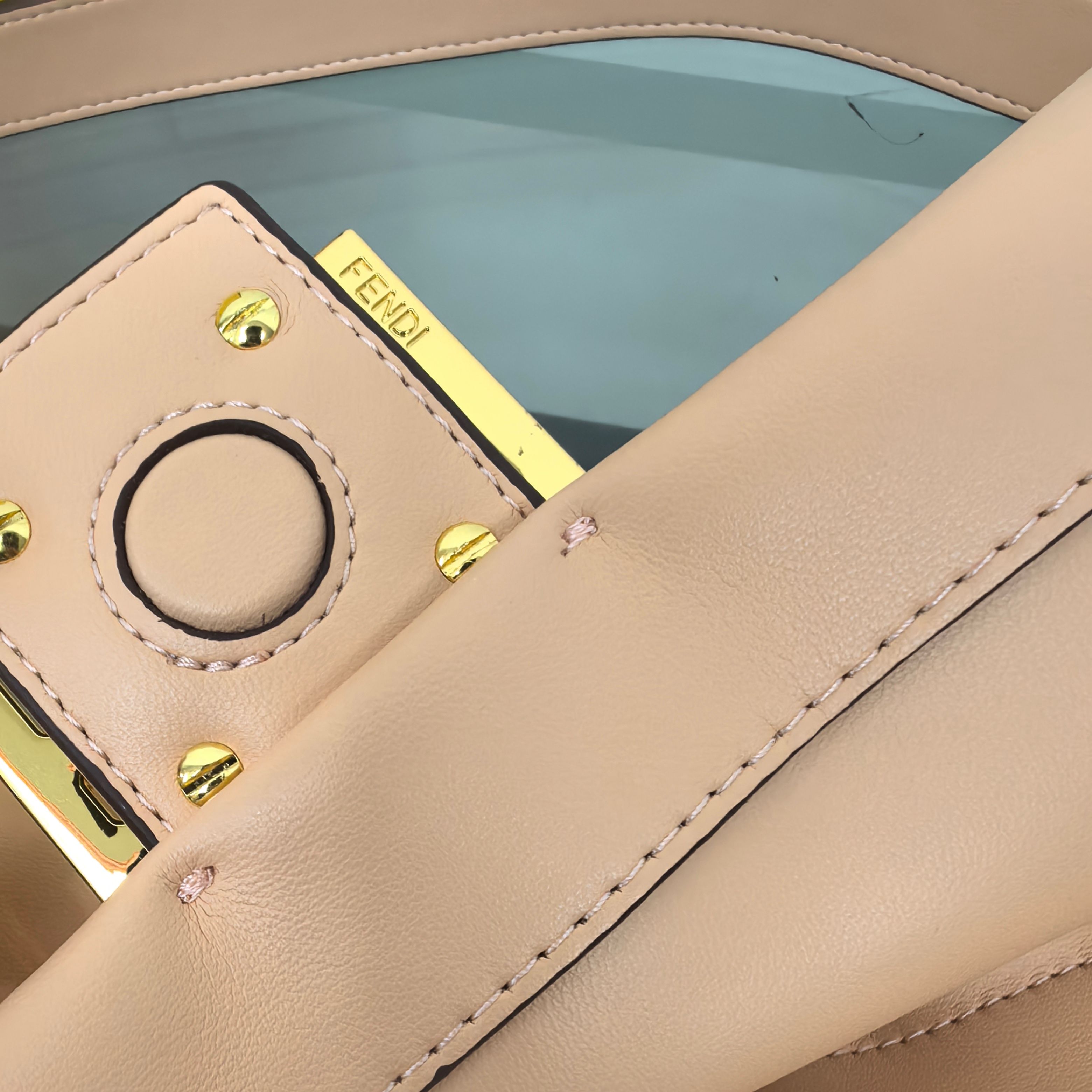 。Fendi2025新款Mamma法棍!!
FENDI 2025春夏女士系列创绎经典，升华日常着装。
M