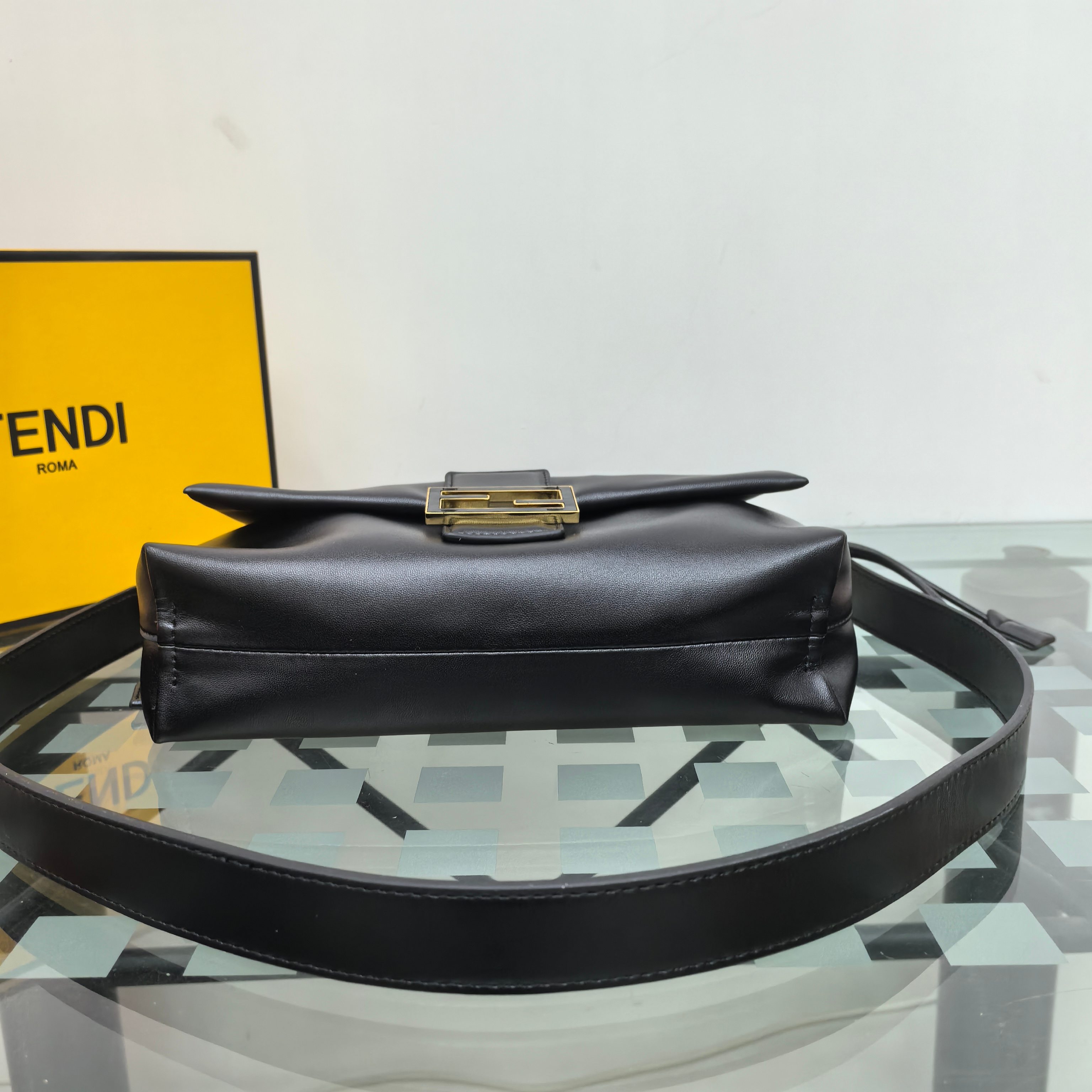 。Fendi2025新款Mamma法棍!!
FENDI 2025春夏女士系列创绎经典，升华日常着装。
M