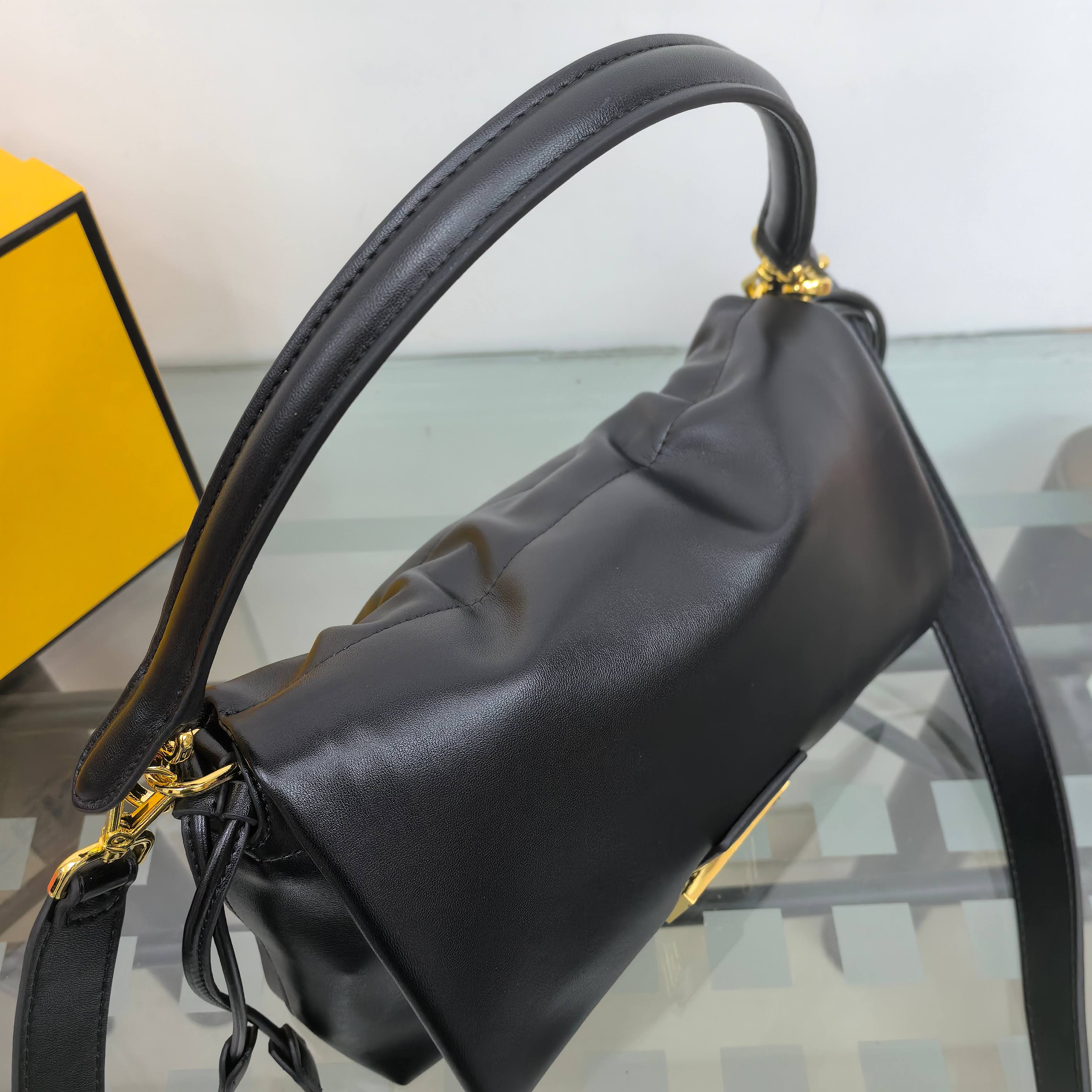 。Fendi2025新款Mamma法棍!!
FENDI 2025春夏女士系列创绎经典，升华日常着装。
M