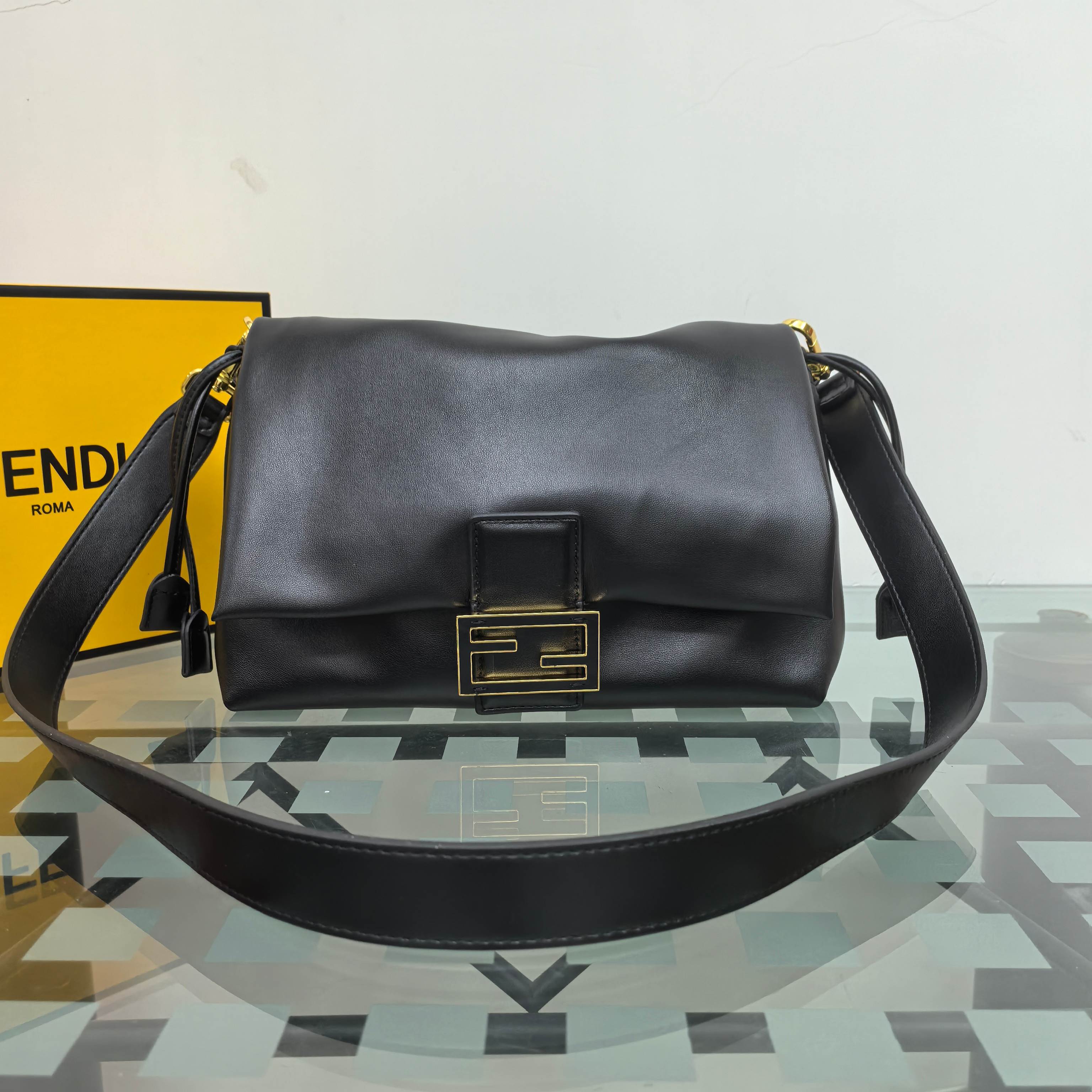 。Fendi2025新款Mamma法棍!!
FENDI 2025春夏女士系列创绎经典，升华日常着装。
M