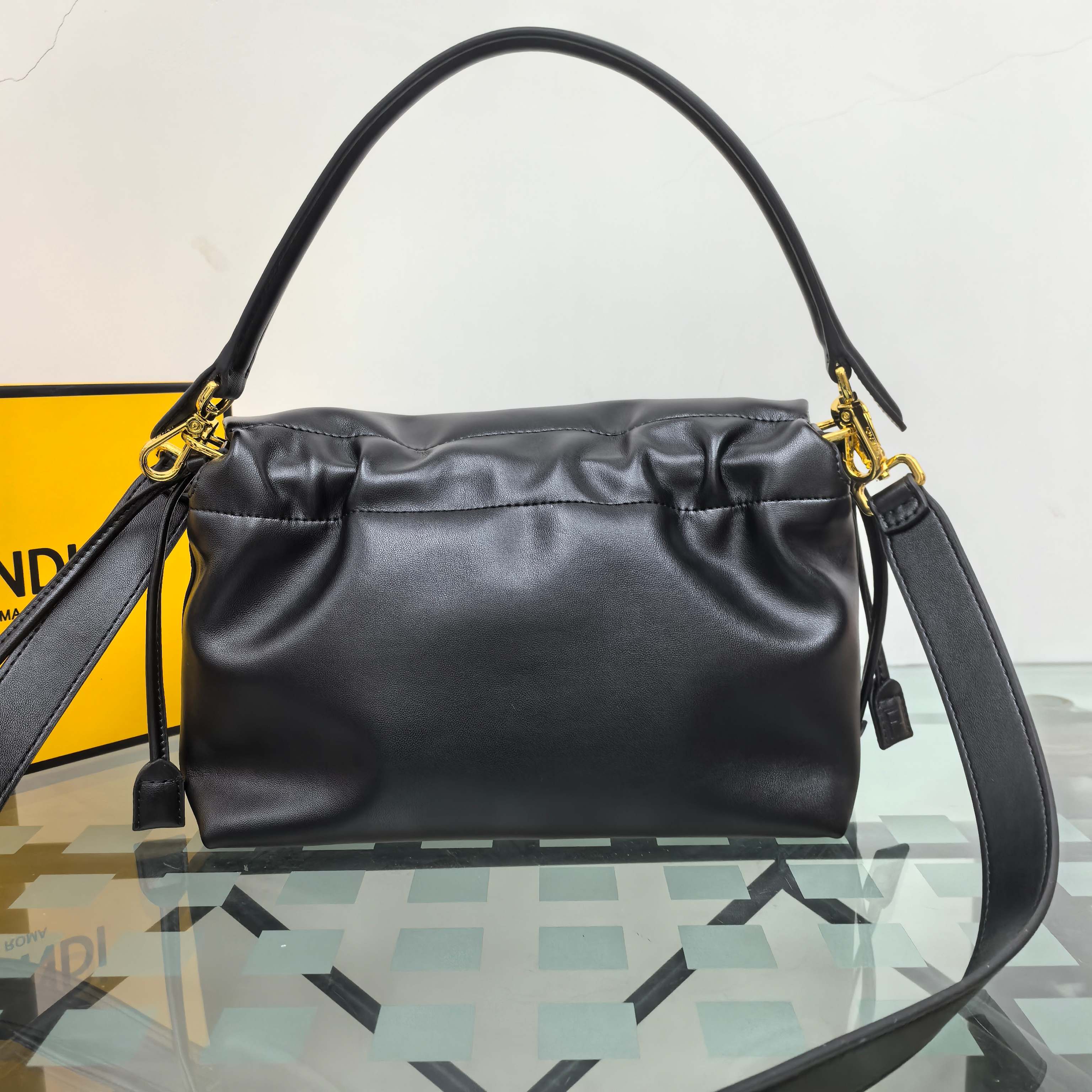 。Fendi2025新款Mamma法棍!!
FENDI 2025春夏女士系列创绎经典，升华日常着装。
M