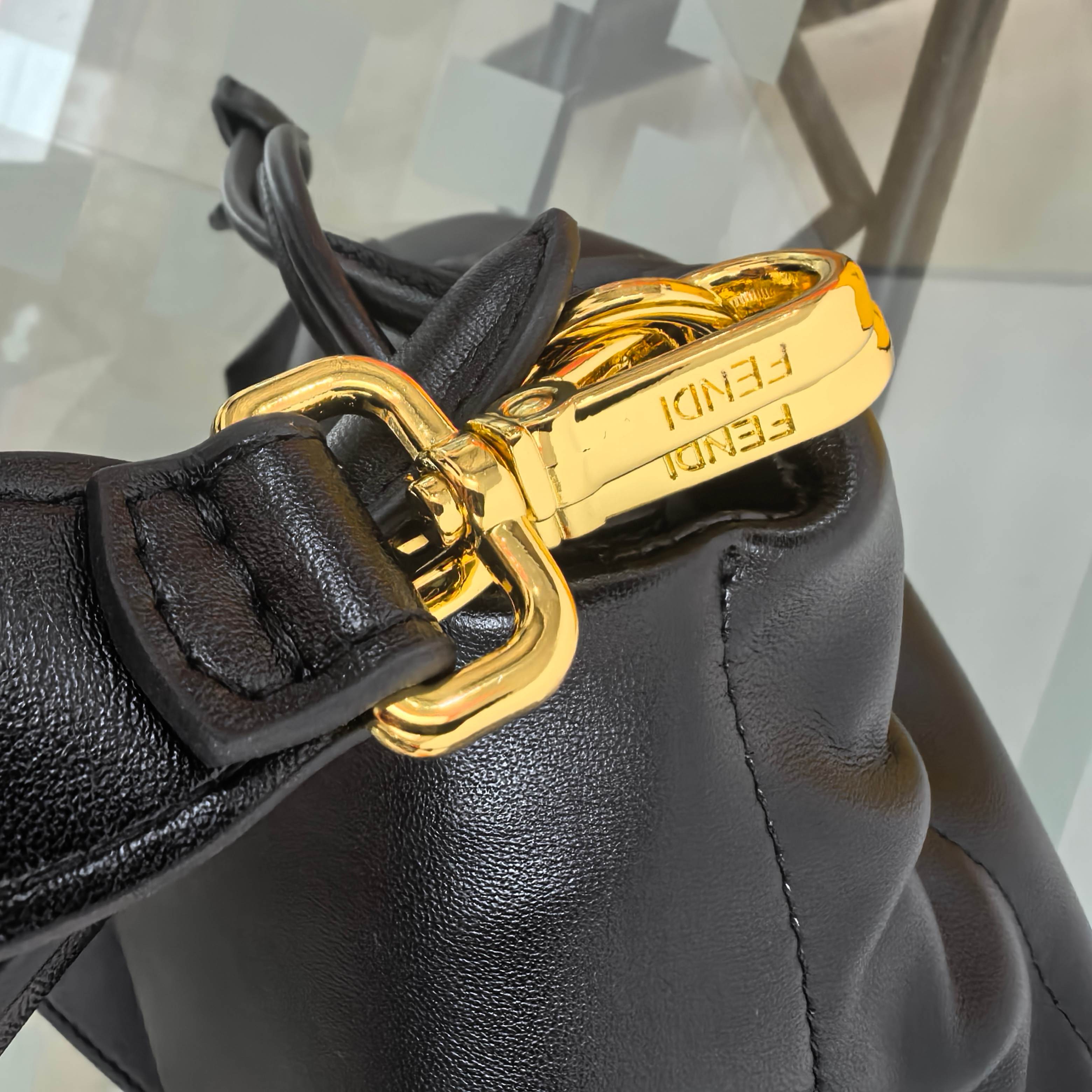 。Fendi2025新款Mamma法棍!!
FENDI 2025春夏女士系列创绎经典，升华日常着装。
M