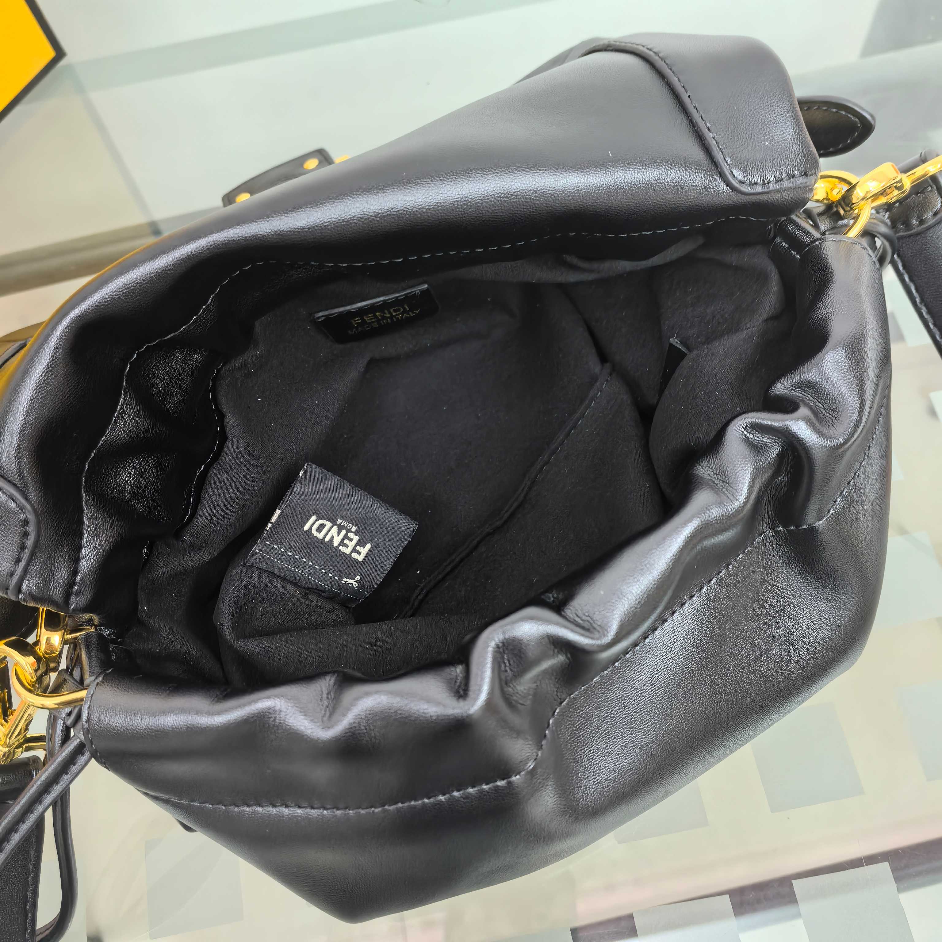 。Fendi2025新款Mamma法棍!!
FENDI 2025春夏女士系列创绎经典，升华日常着装。
M