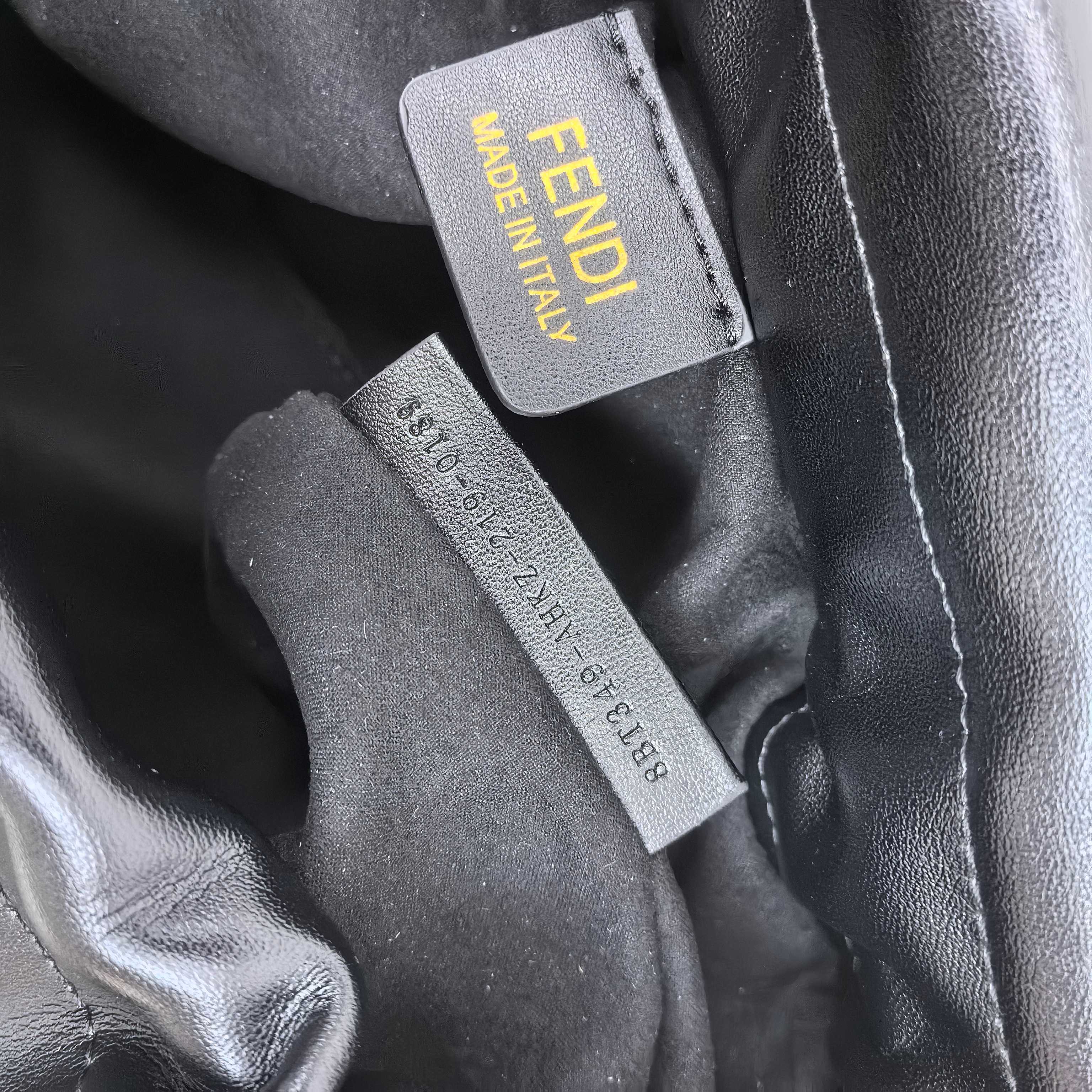 。Fendi2025新款Mamma法棍!!
FENDI 2025春夏女士系列创绎经典，升华日常着装。
M