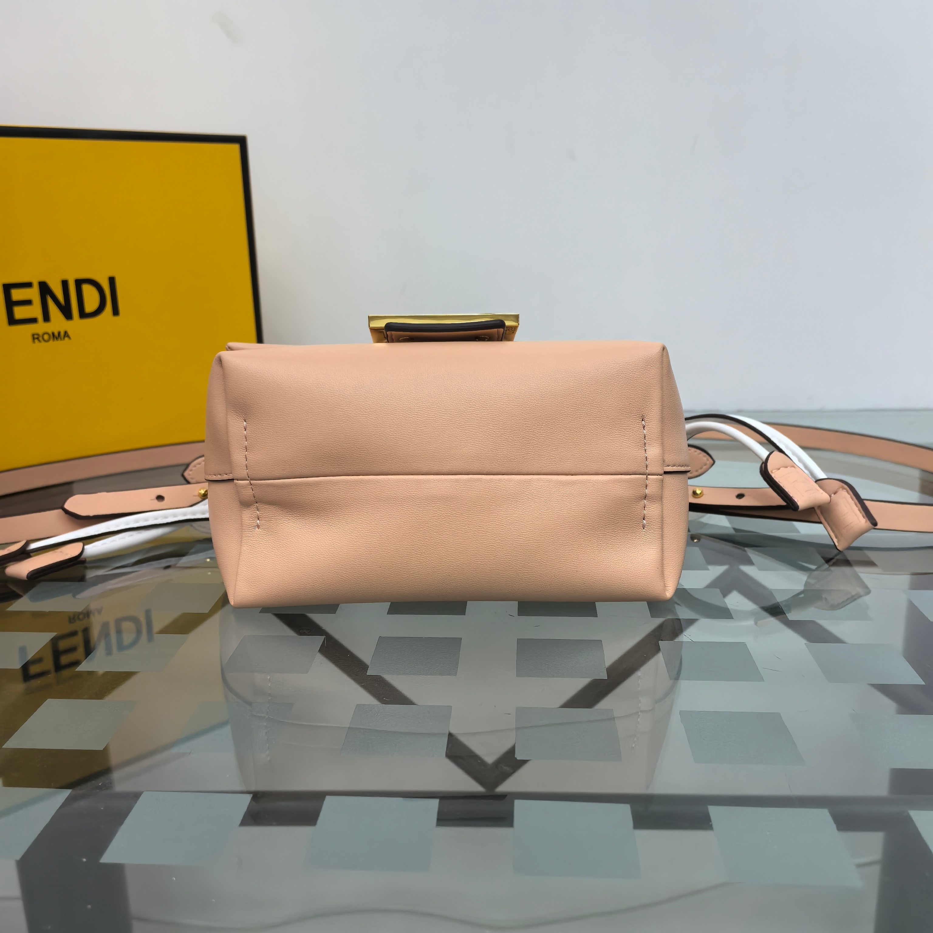  Fendi2025新款Mamma法棍!!
FENDI 2025春夏女士系列创绎经典，升华日常着装。
M