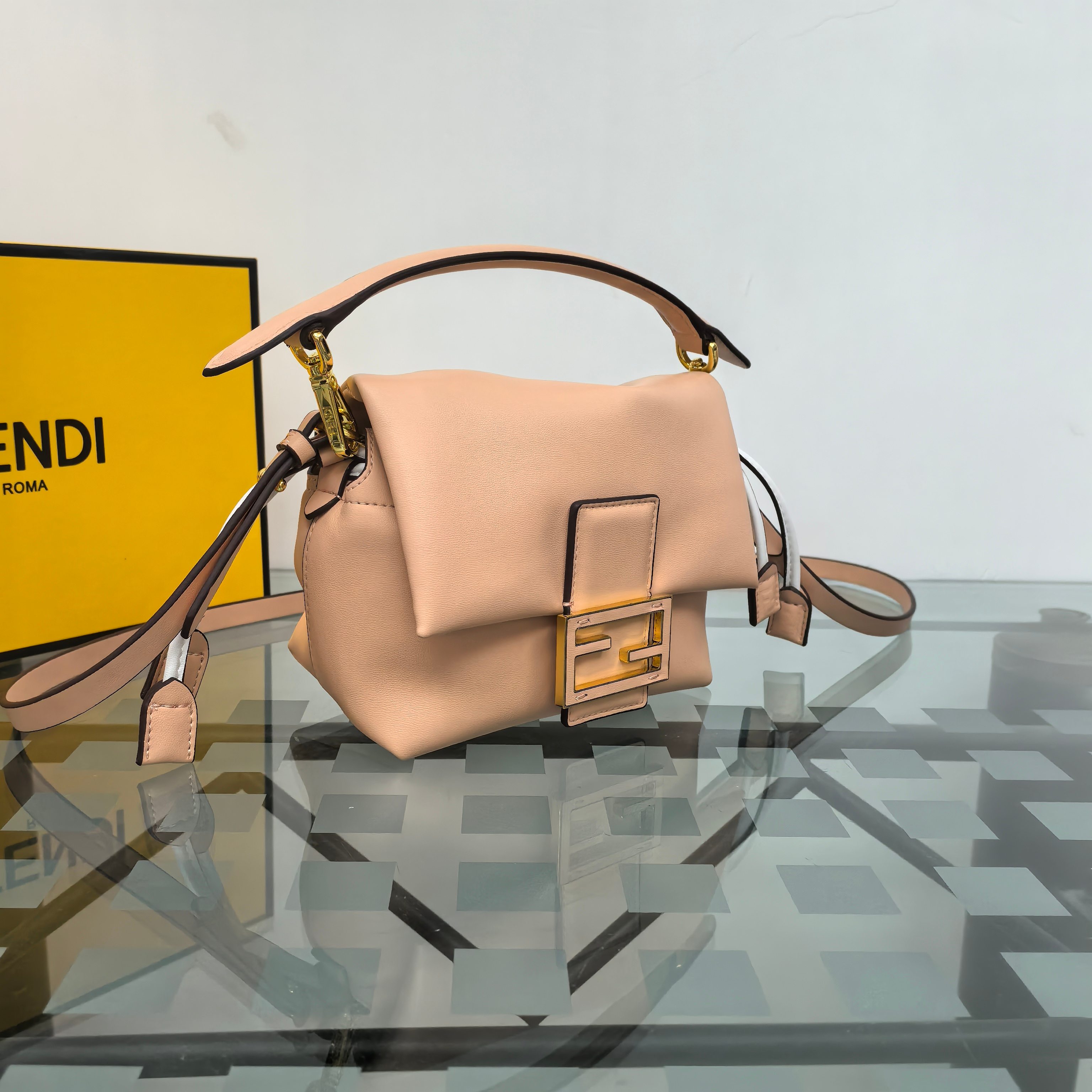  Fendi2025新款Mamma法棍!!
FENDI 2025春夏女士系列创绎经典，升华日常着装。
M