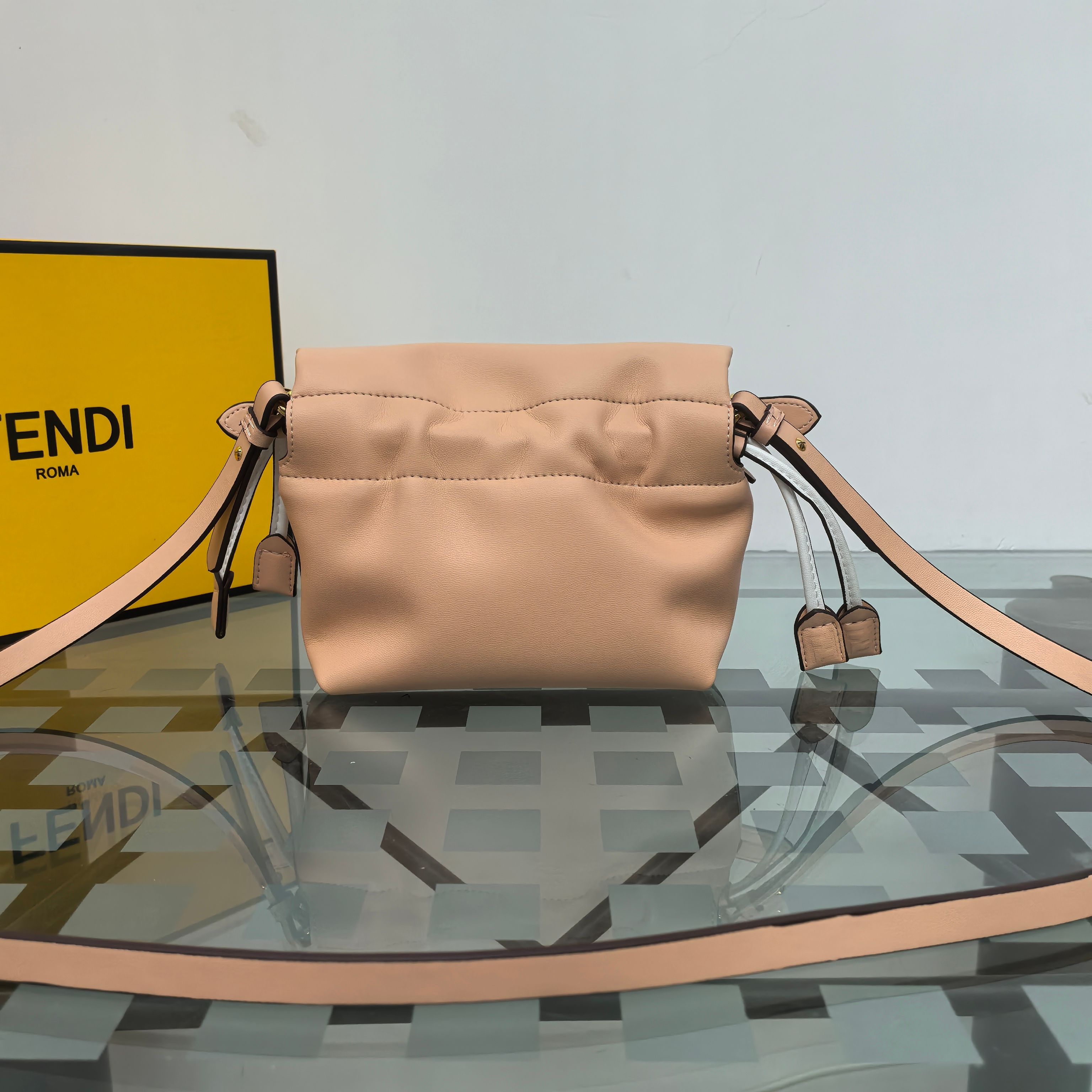  Fendi2025新款Mamma法棍!!
FENDI 2025春夏女士系列创绎经典，升华日常着装。
M