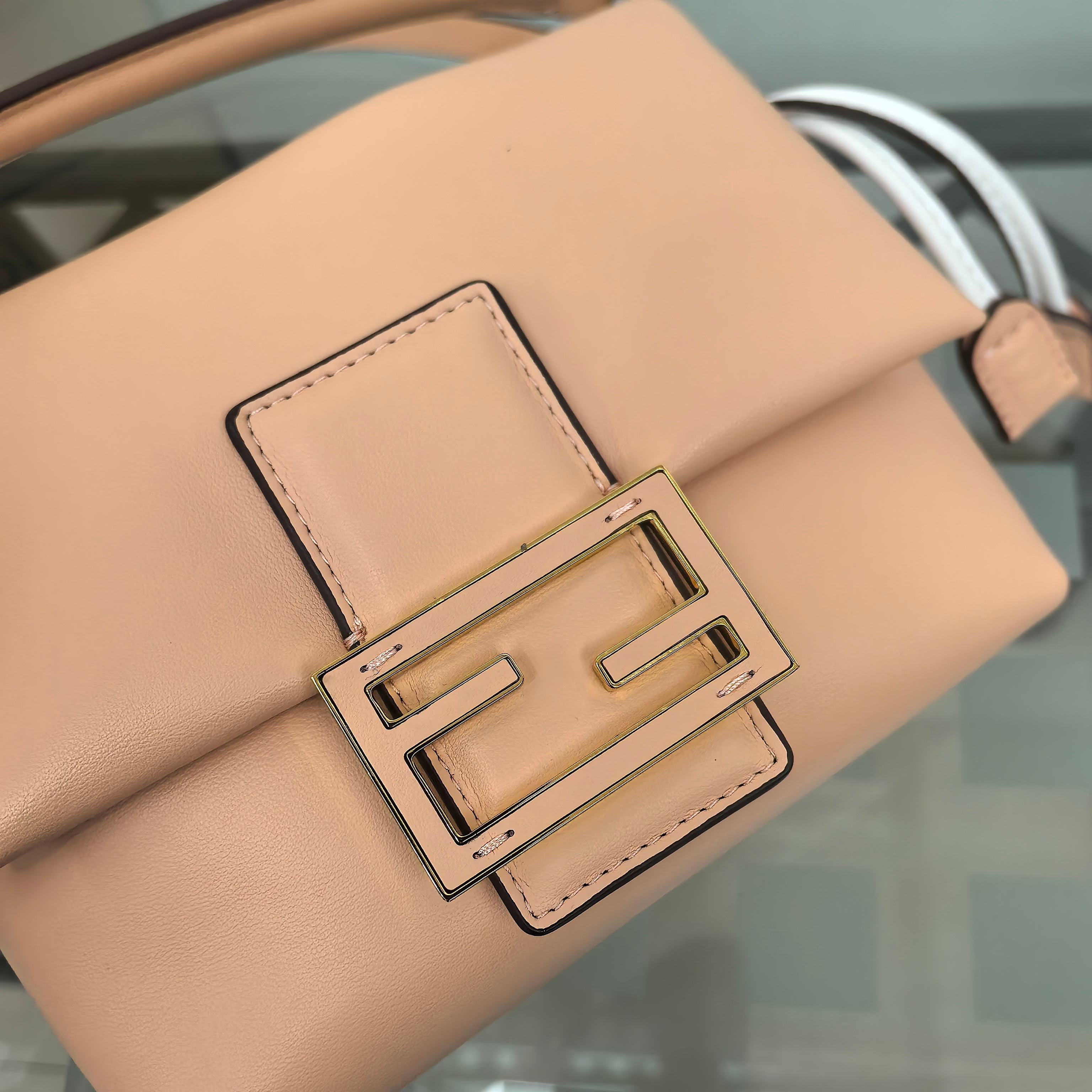  Fendi2025新款Mamma法棍!!
FENDI 2025春夏女士系列创绎经典，升华日常着装。
M