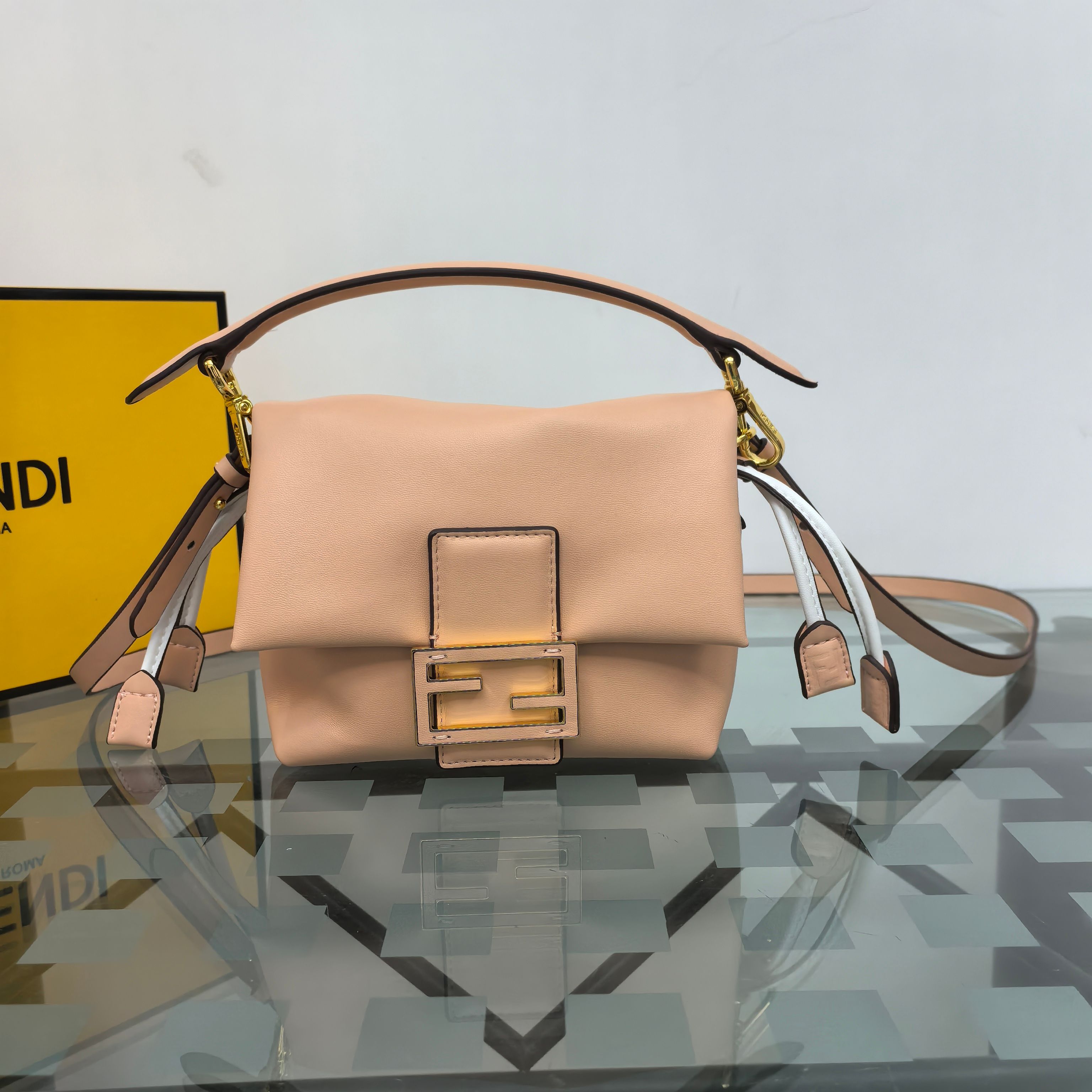 Fendi2025新款Mamma法棍!!
FENDI 2025春夏女士系列创绎经典，升华日常着装。
M