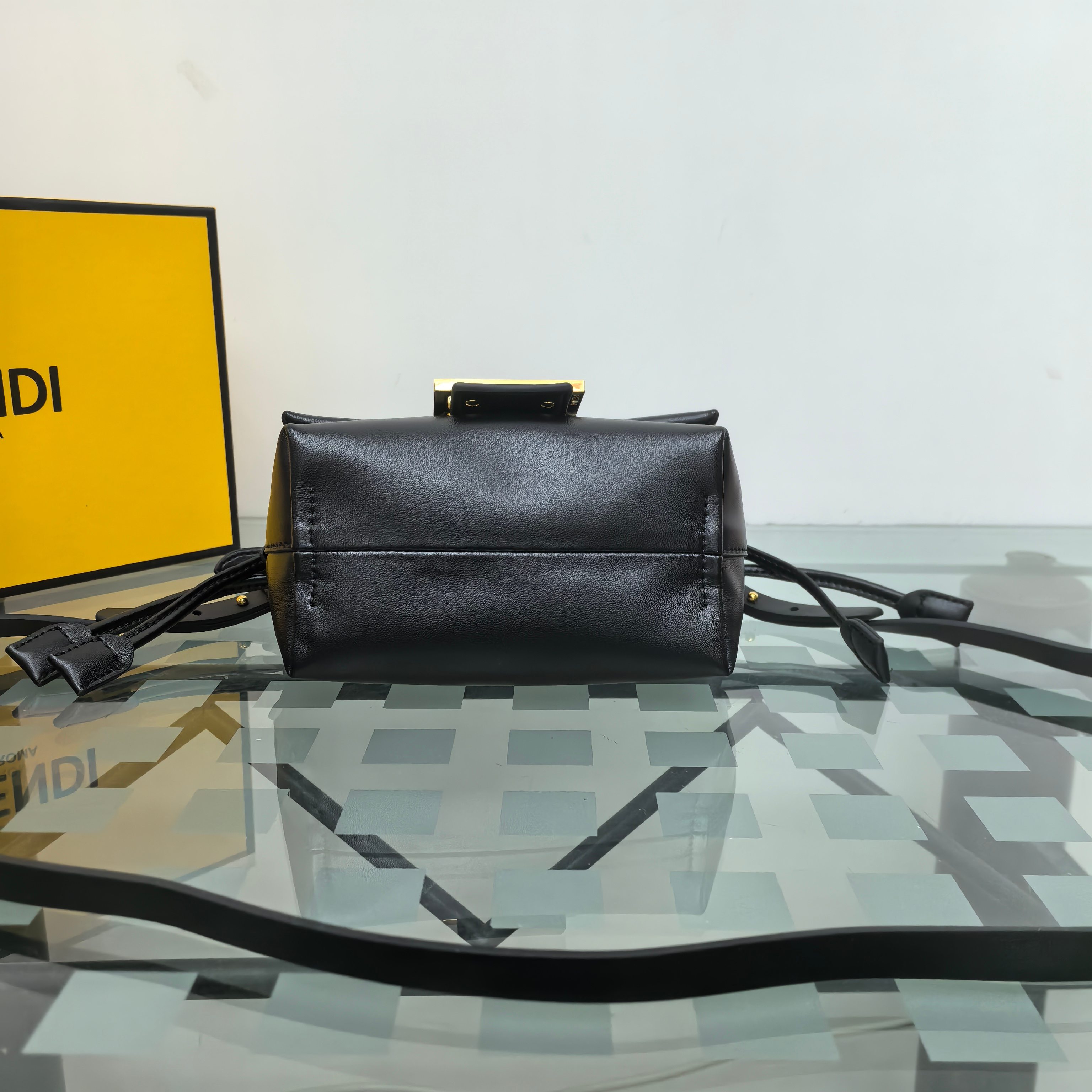 。Fendi2025新款Mamma法棍!!
FENDI 2025春夏女士系列创绎经典，升华日常着装。
M