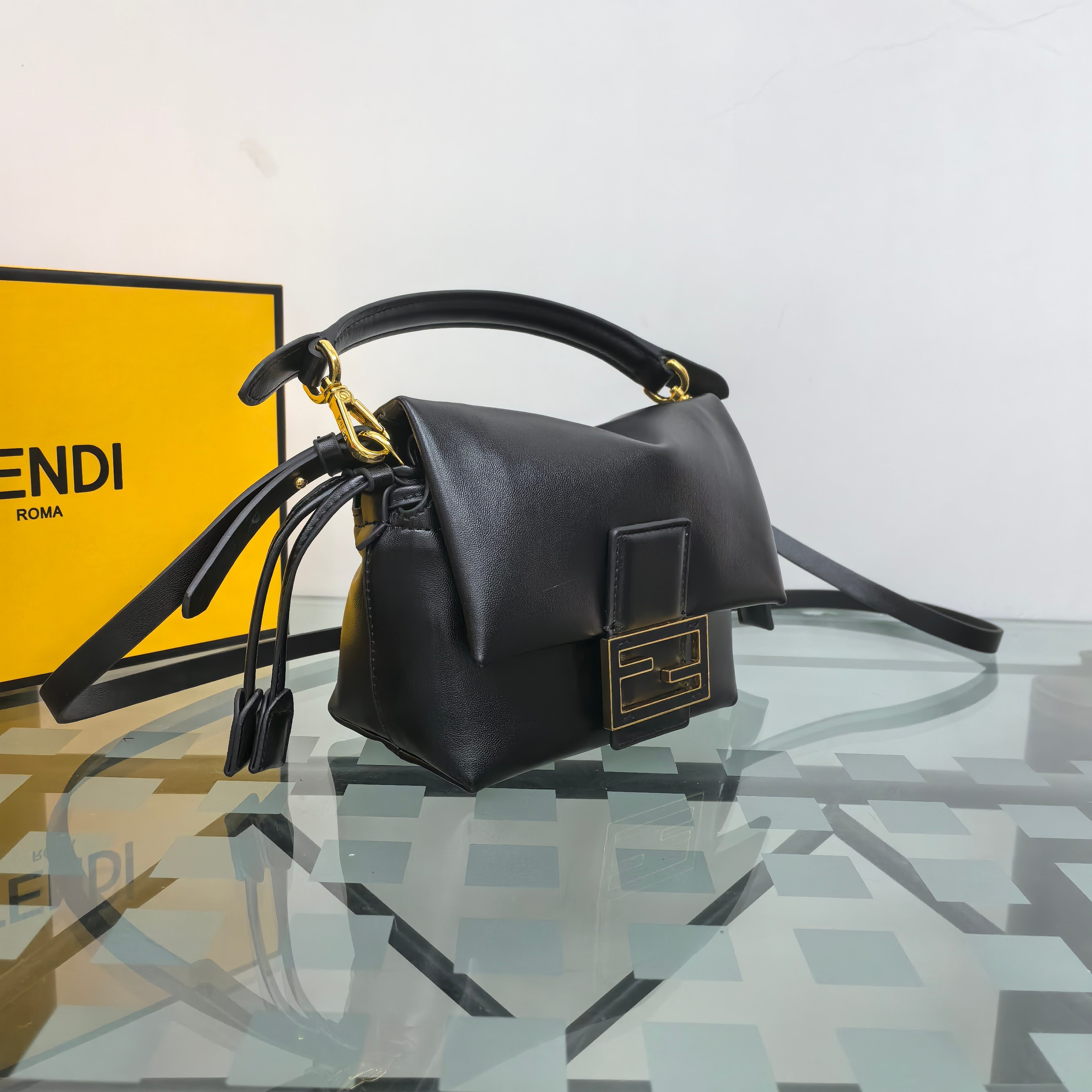 。Fendi2025新款Mamma法棍!!
FENDI 2025春夏女士系列创绎经典，升华日常着装。
M