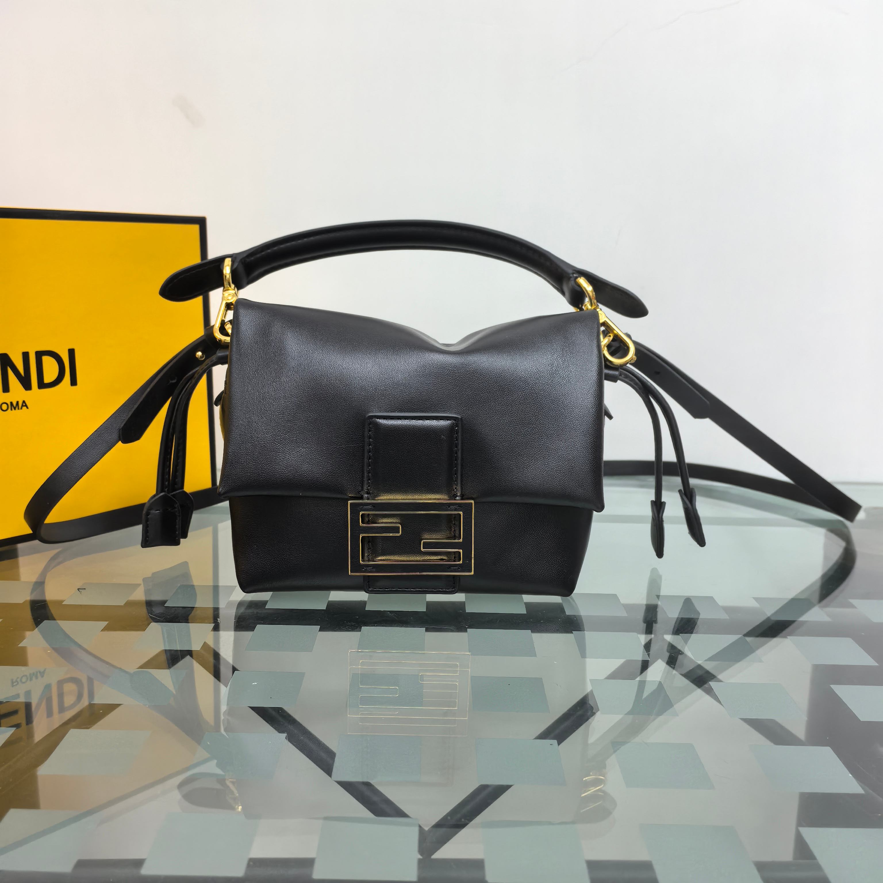 。Fendi2025新款Mamma法棍!!
FENDI 2025春夏女士系列创绎经典，升华日常着装。
M
