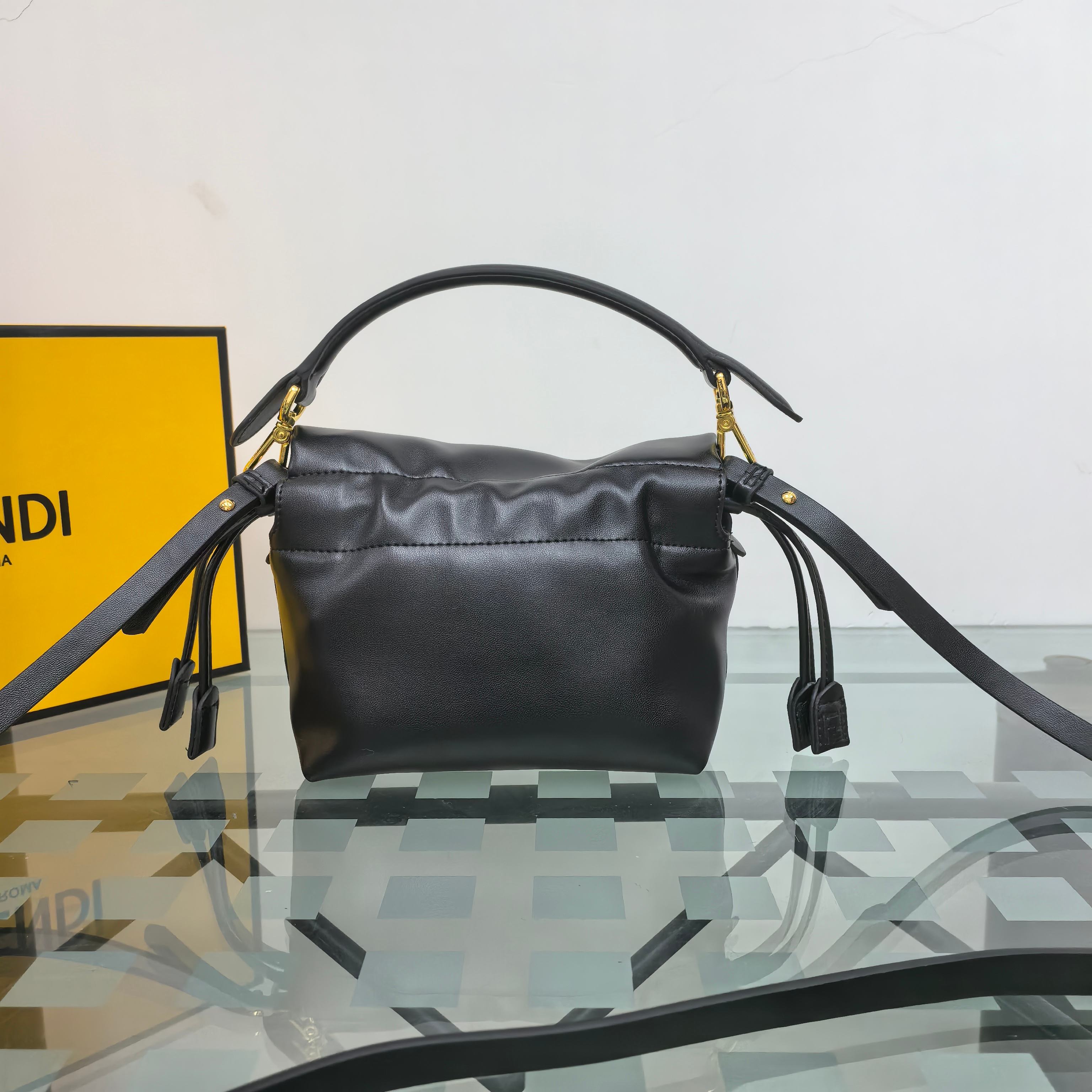 。Fendi2025新款Mamma法棍!!
FENDI 2025春夏女士系列创绎经典，升华日常着装。
M