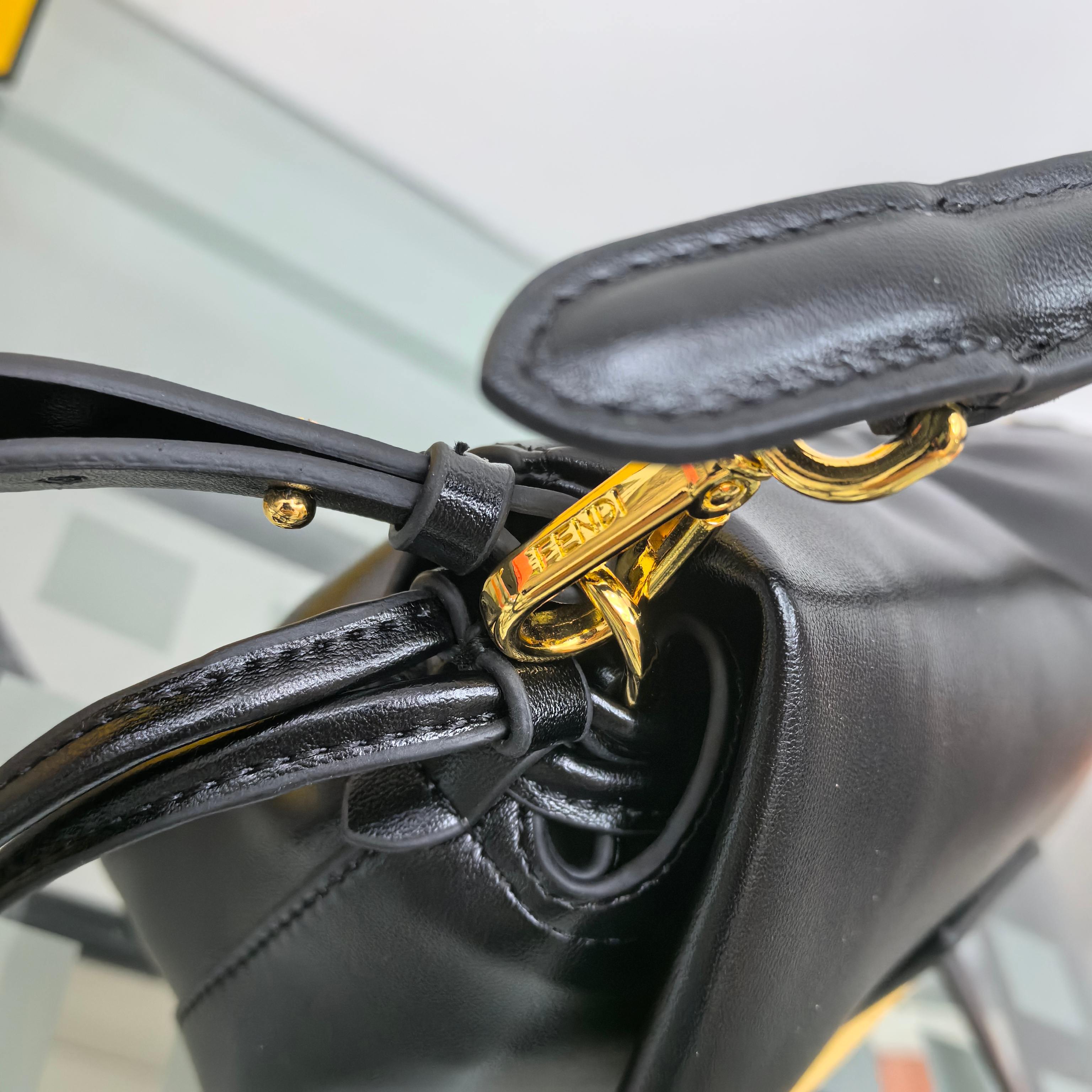 。Fendi2025新款Mamma法棍!!
FENDI 2025春夏女士系列创绎经典，升华日常着装。
M