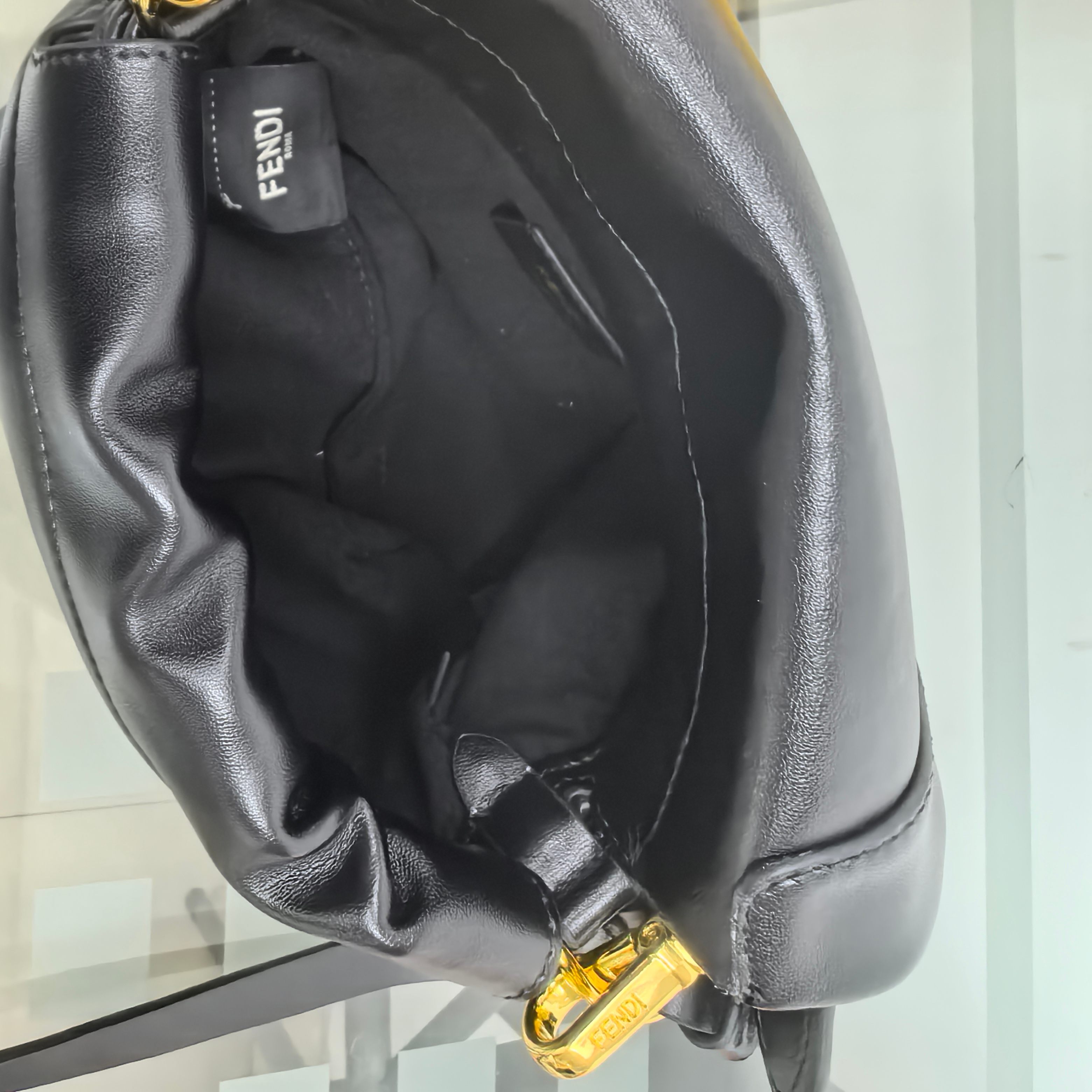 。Fendi2025新款Mamma法棍!!
FENDI 2025春夏女士系列创绎经典，升华日常着装。
M