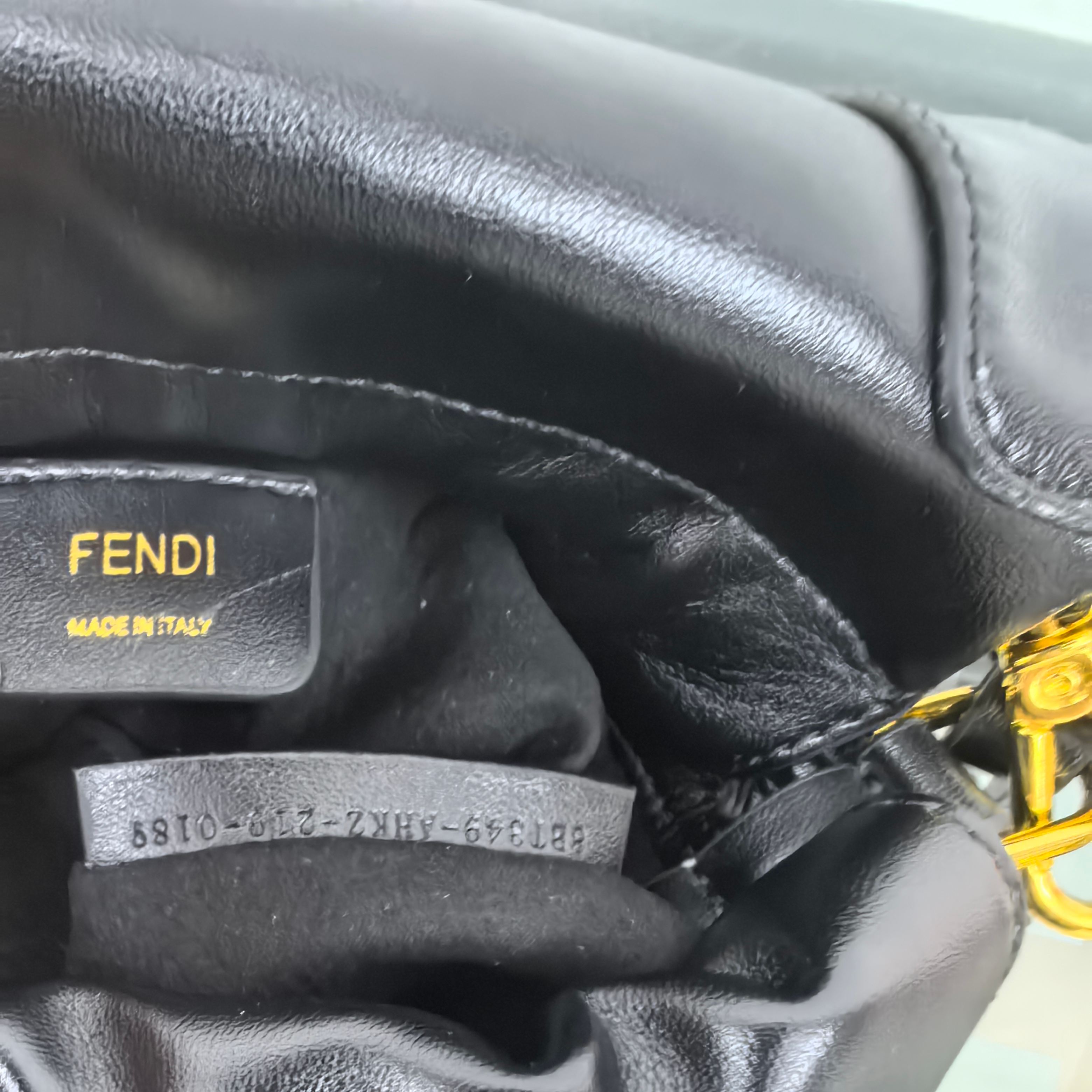 。Fendi2025新款Mamma法棍!!
FENDI 2025春夏女士系列创绎经典，升华日常着装。
M