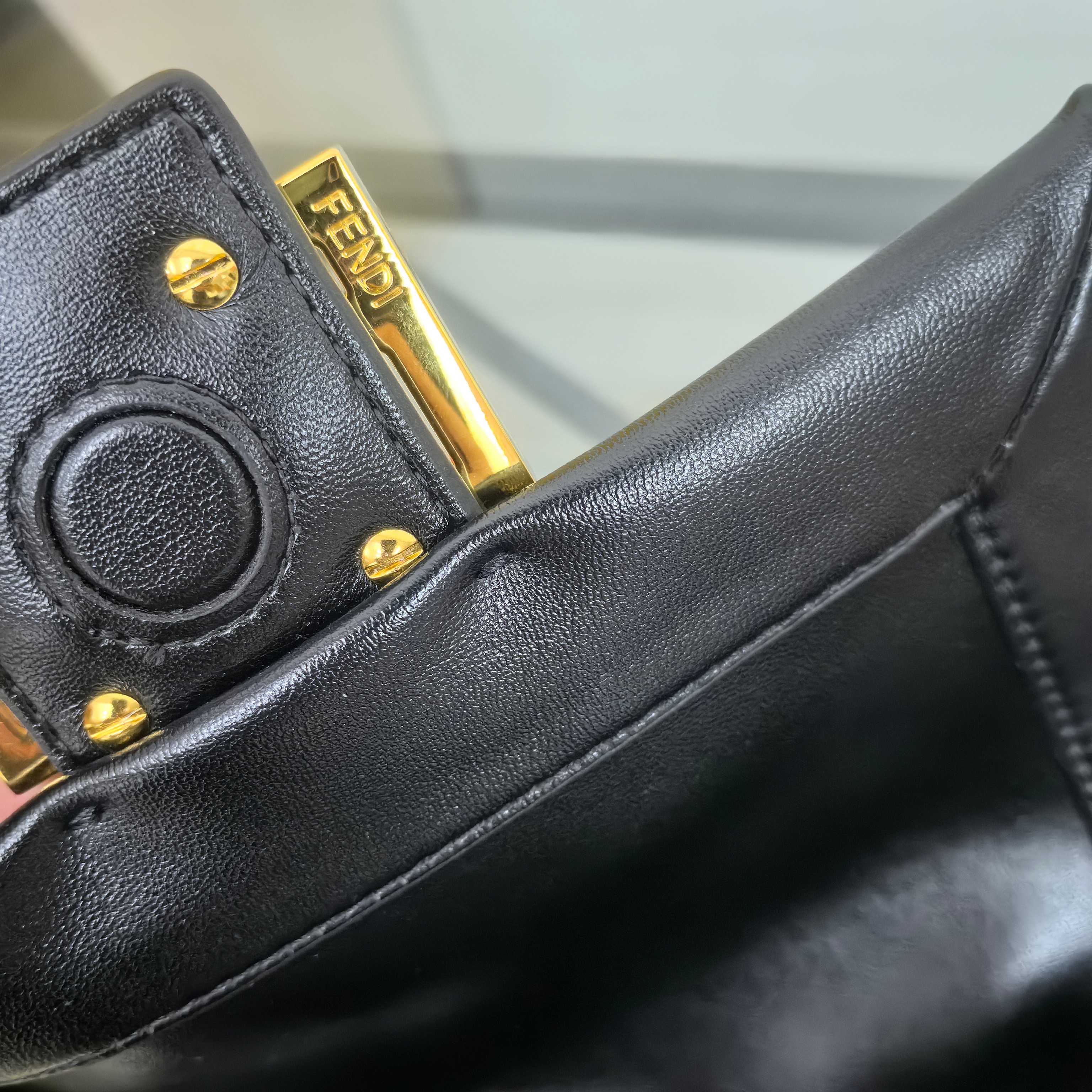 。Fendi2025新款Mamma法棍!!
FENDI 2025春夏女士系列创绎经典，升华日常着装。
M