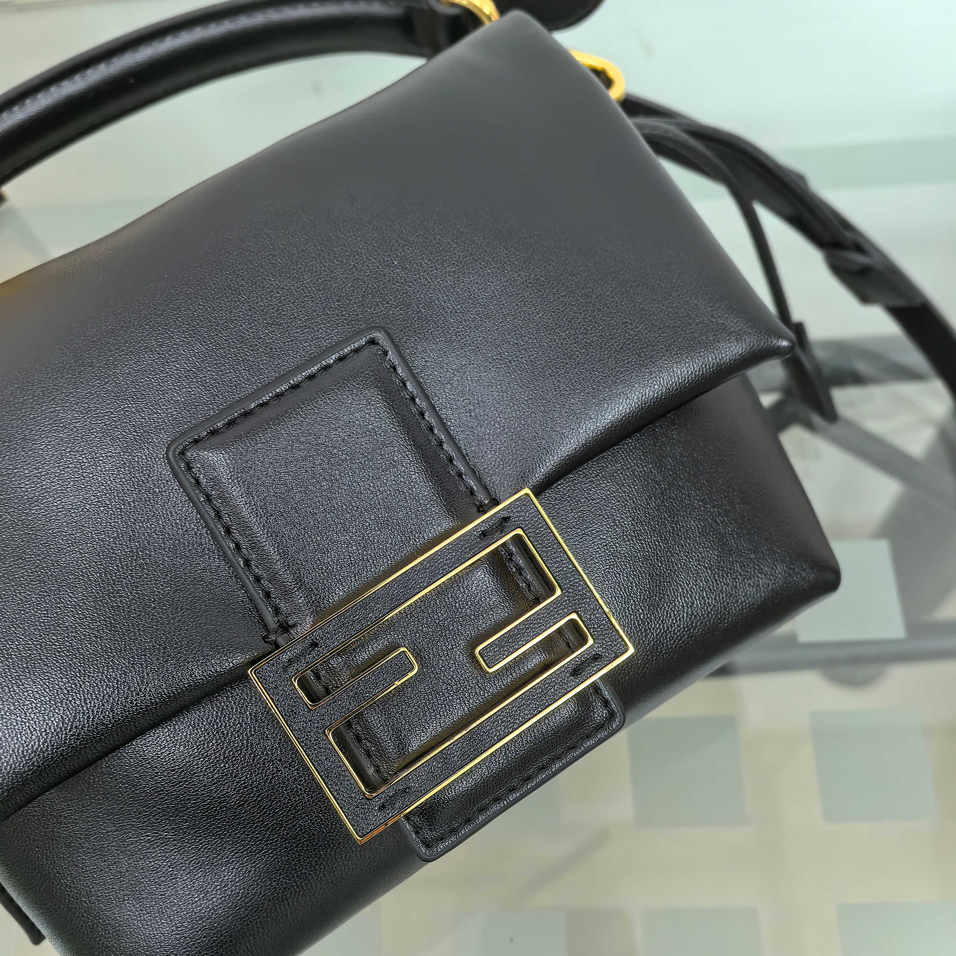 。Fendi2025新款Mamma法棍!!
FENDI 2025春夏女士系列创绎经典，升华日常着装。
M