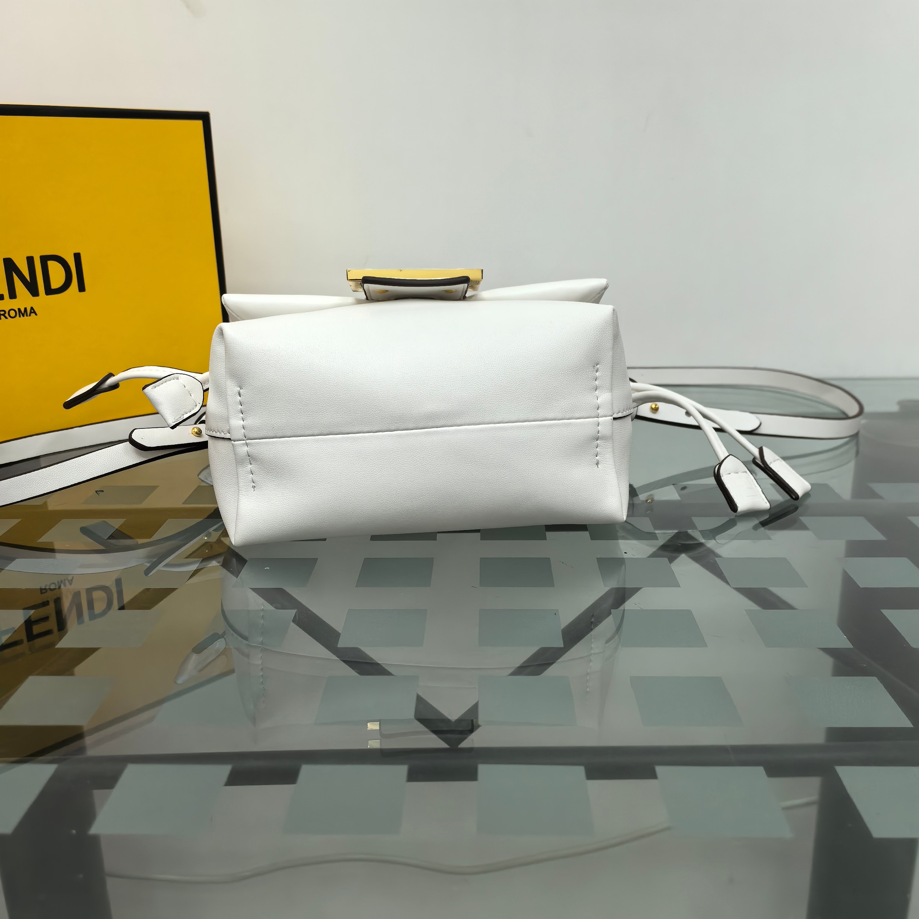 。Fendi2025新款Mamma法棍!!
FENDI 2025春夏女士系列创绎经典，升华日常着装。
M