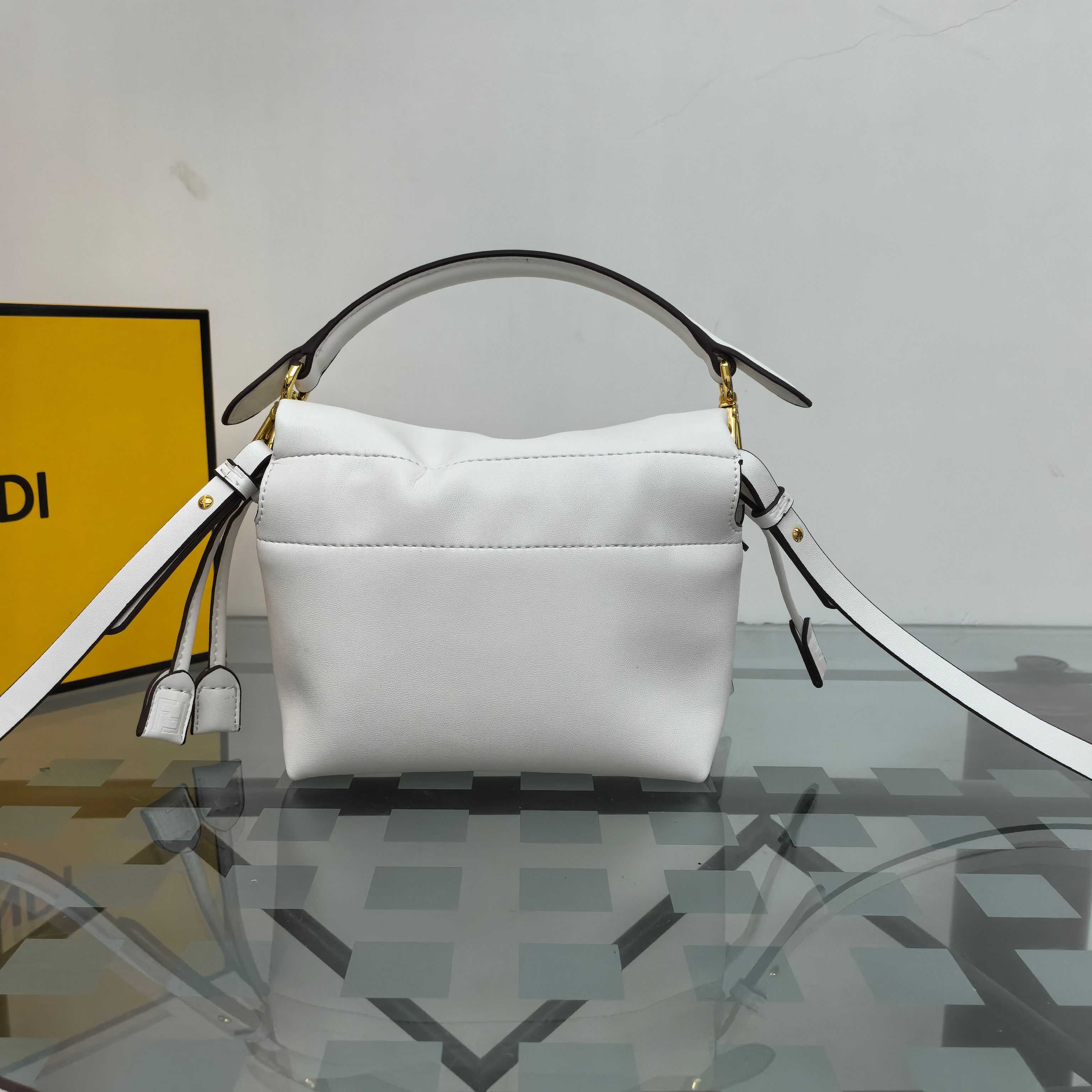 。Fendi2025新款Mamma法棍!!
FENDI 2025春夏女士系列创绎经典，升华日常着装。
M