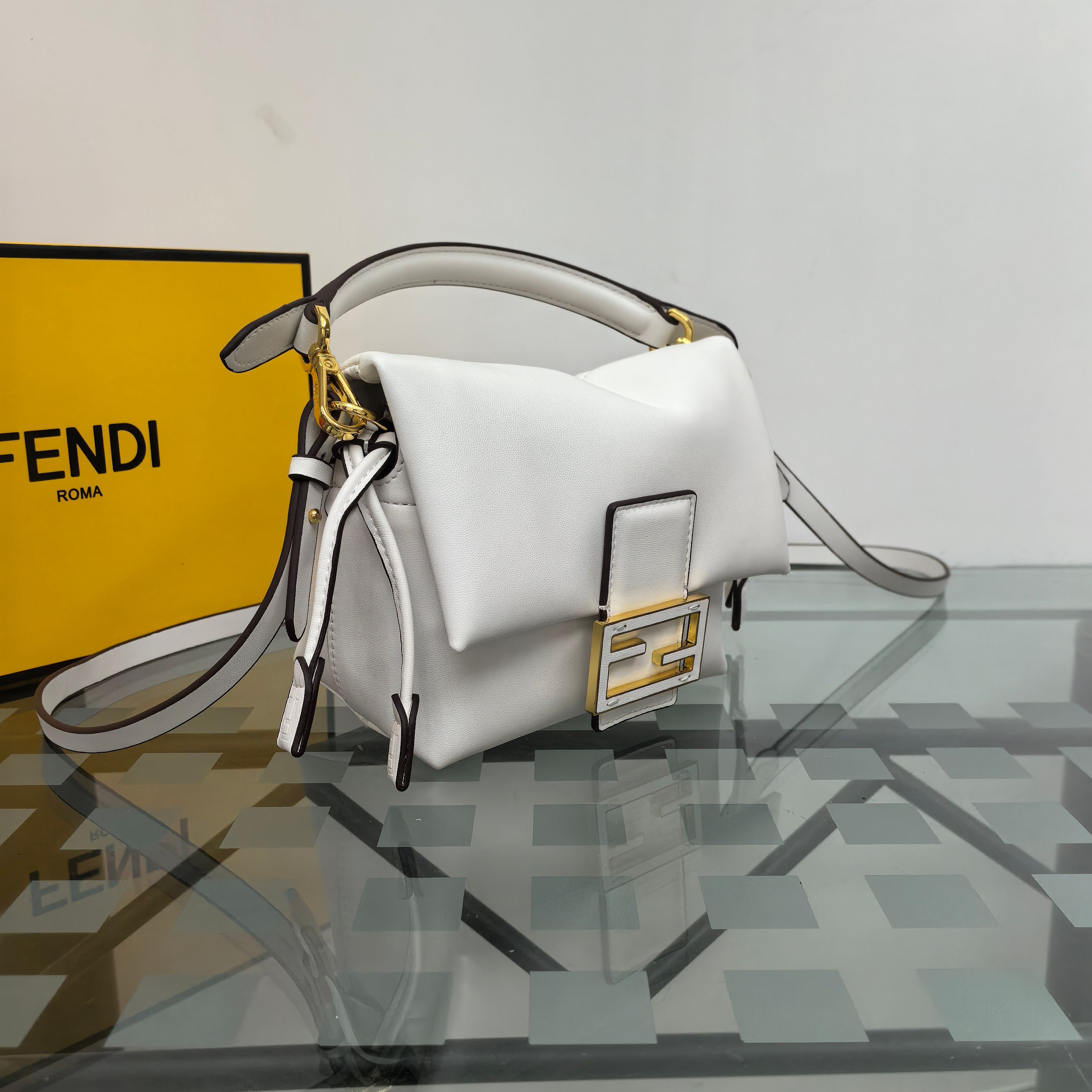 。Fendi2025新款Mamma法棍!!
FENDI 2025春夏女士系列创绎经典，升华日常着装。
M