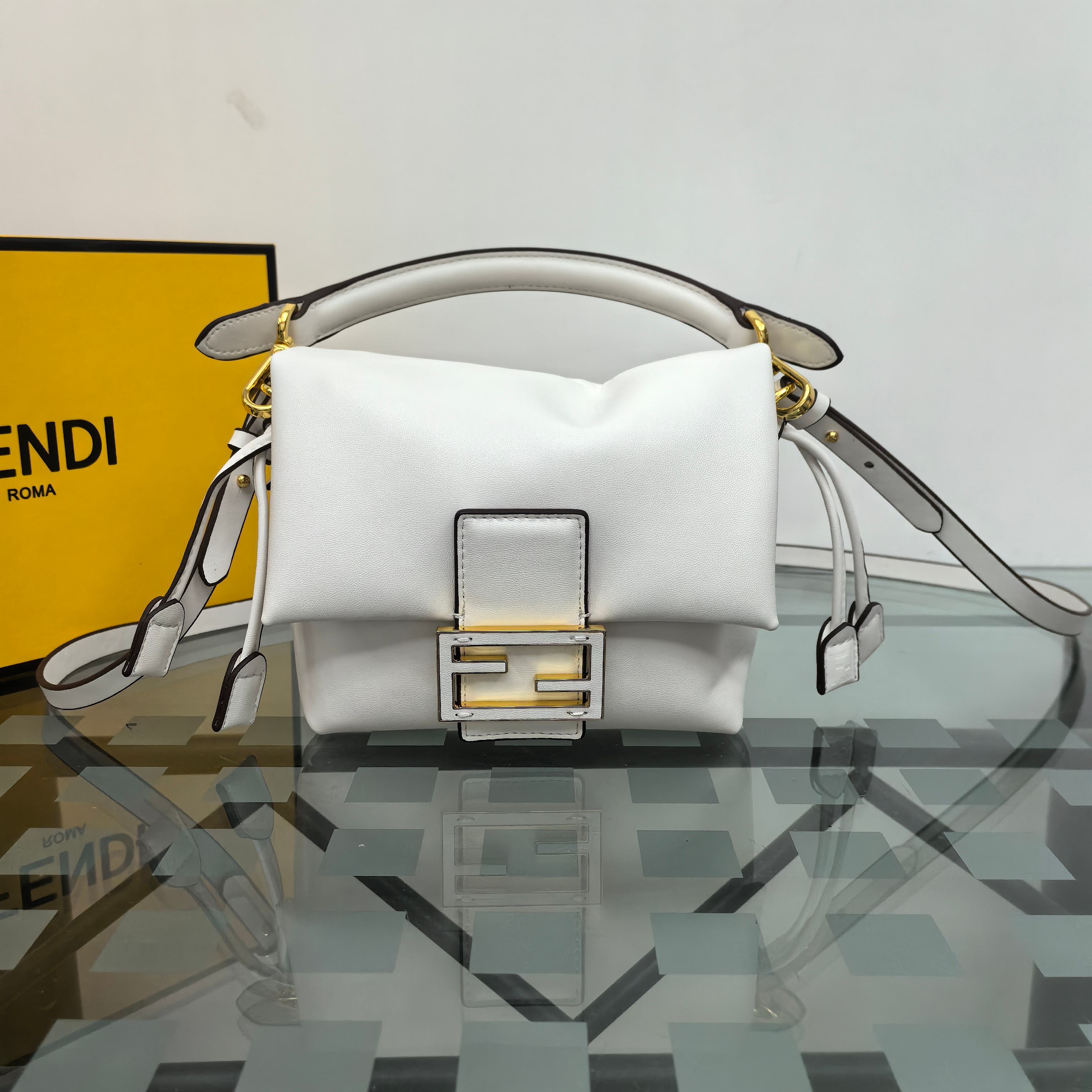 。Fendi2025新款Mamma法棍!!
FENDI 2025春夏女士系列创绎经典，升华日常着装。
M