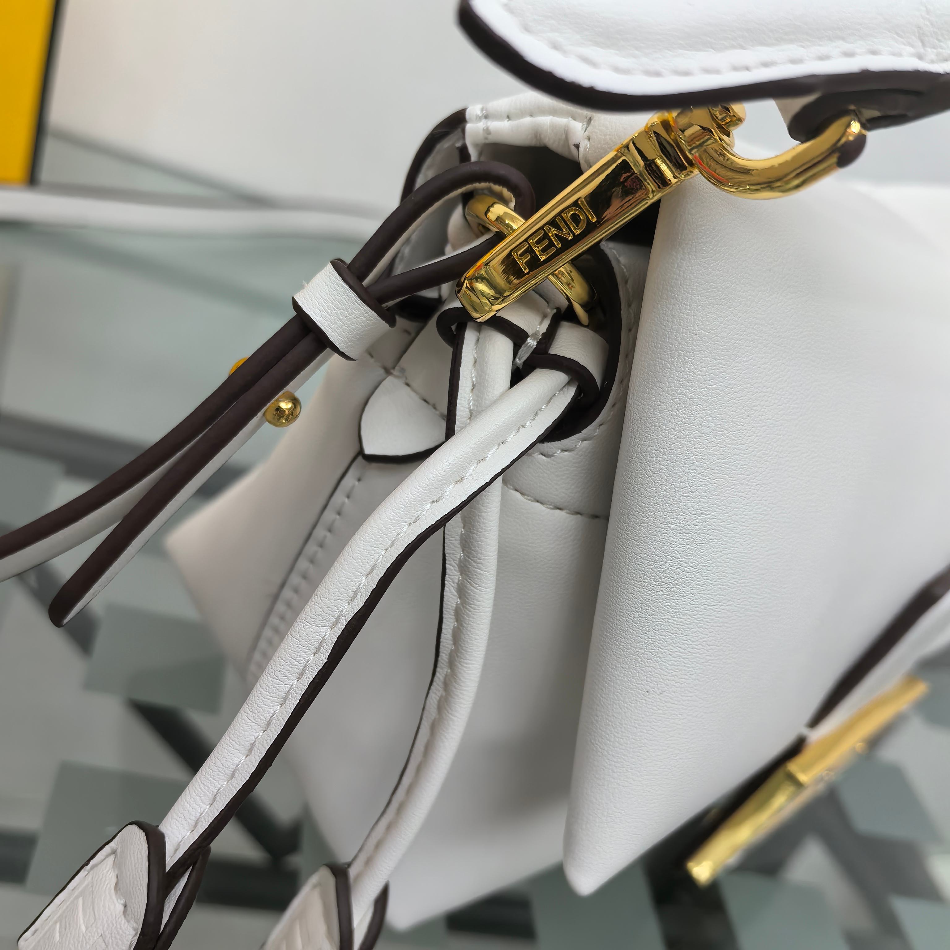 。Fendi2025新款Mamma法棍!!
FENDI 2025春夏女士系列创绎经典，升华日常着装。
M