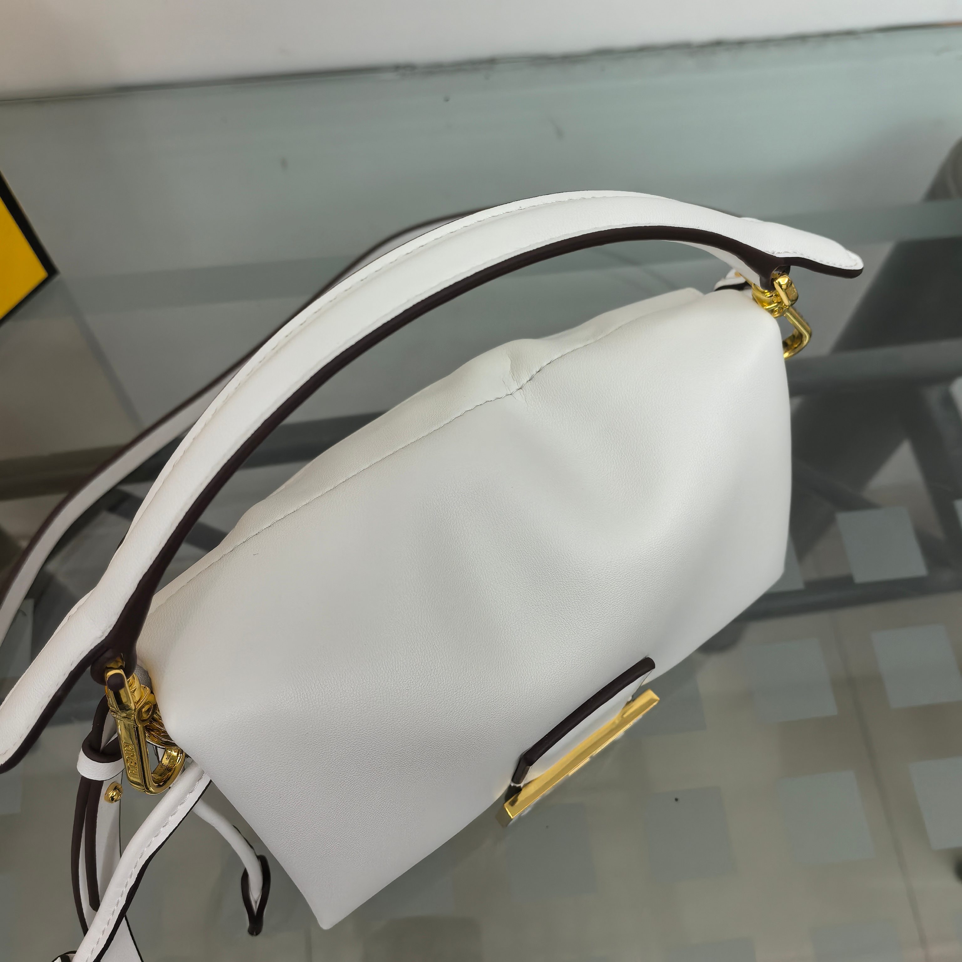 。Fendi2025新款Mamma法棍!!
FENDI 2025春夏女士系列创绎经典，升华日常着装。
M