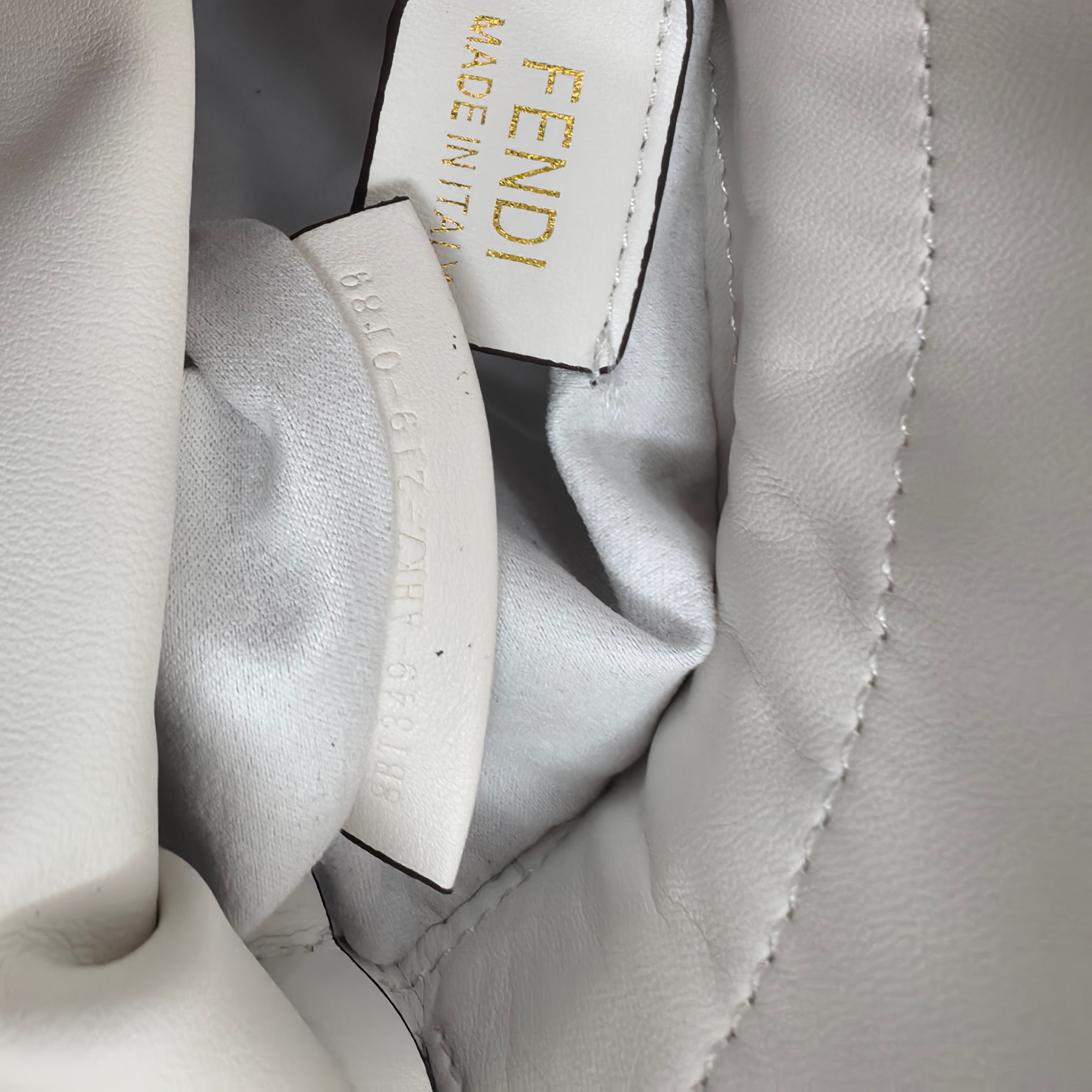 。Fendi2025新款Mamma法棍!!
FENDI 2025春夏女士系列创绎经典，升华日常着装。
M