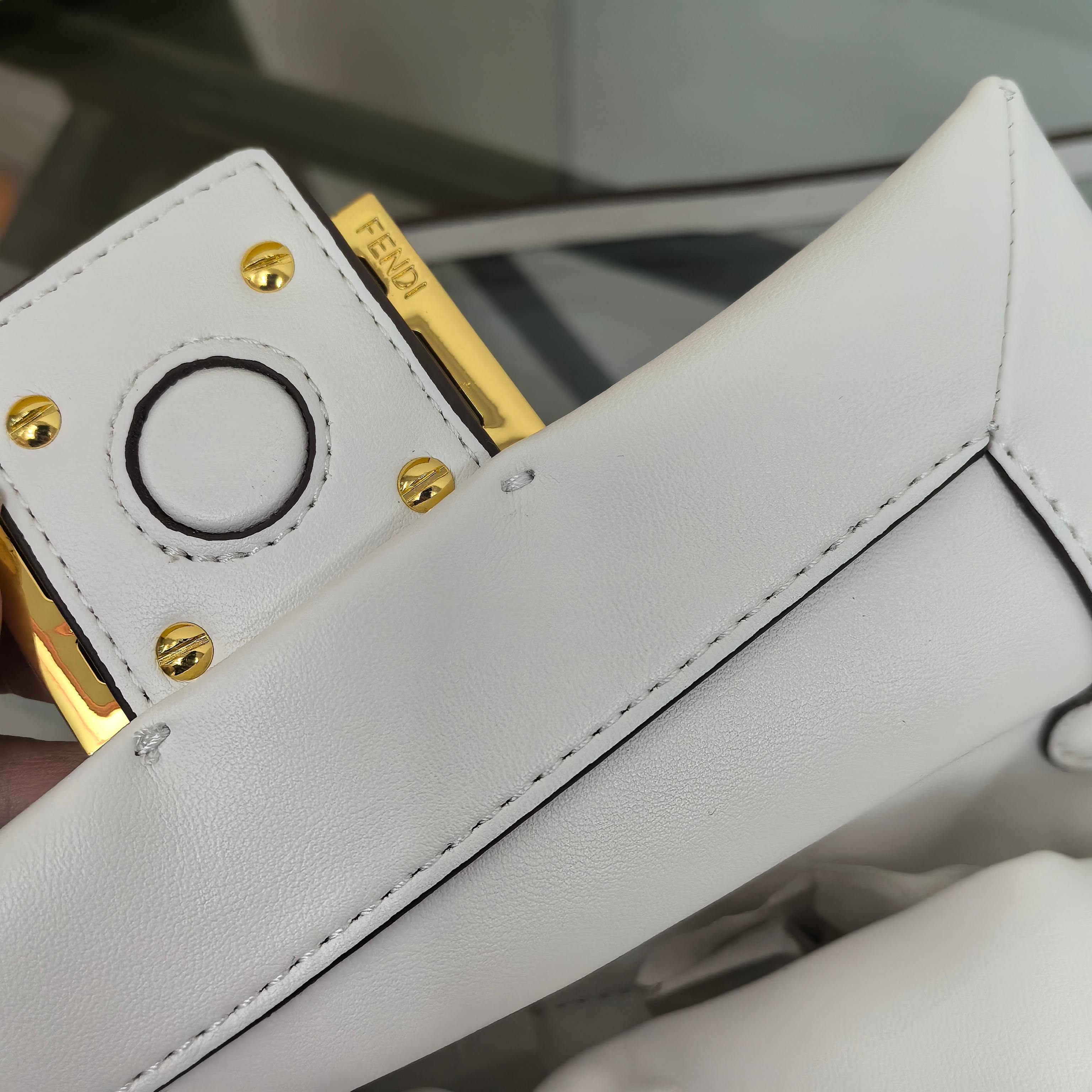 。Fendi2025新款Mamma法棍!!
FENDI 2025春夏女士系列创绎经典，升华日常着装。
M