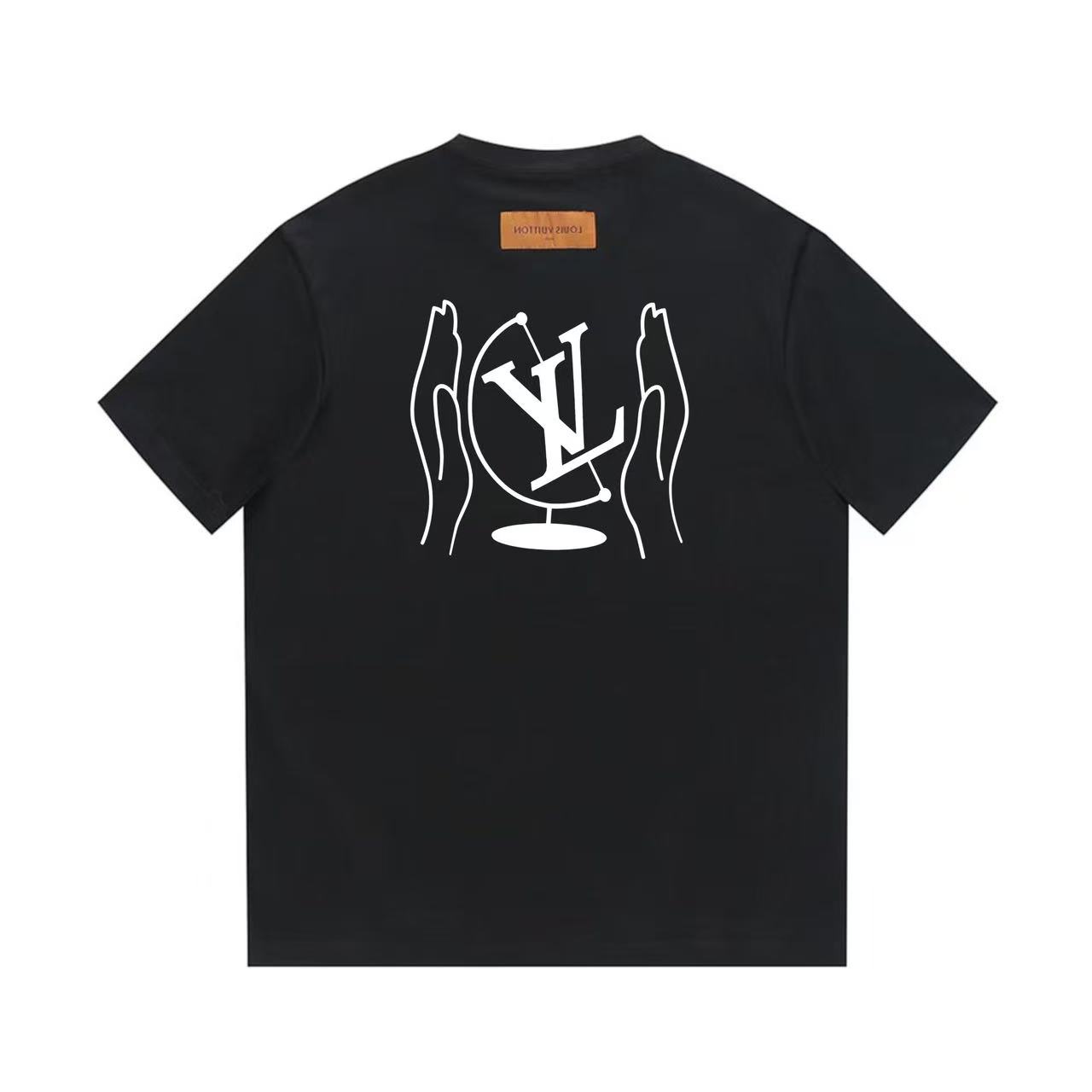 P90
LV 25ss徽章图文结合T恤
   采用32支双纱纯棉280g，高温水洗，不缩水不退色。手感舒服，质感超强❤️反缝袖口设计，黄色反标点缀，全套辅料。潮男潮女必备经典落肩微阔版型，独家现货供应！
        ⚠️只做高品质，拒绝垃圾货！

 -颜色： 黑色

-尺码：XS S Ｍ L 

-人群：男女同款