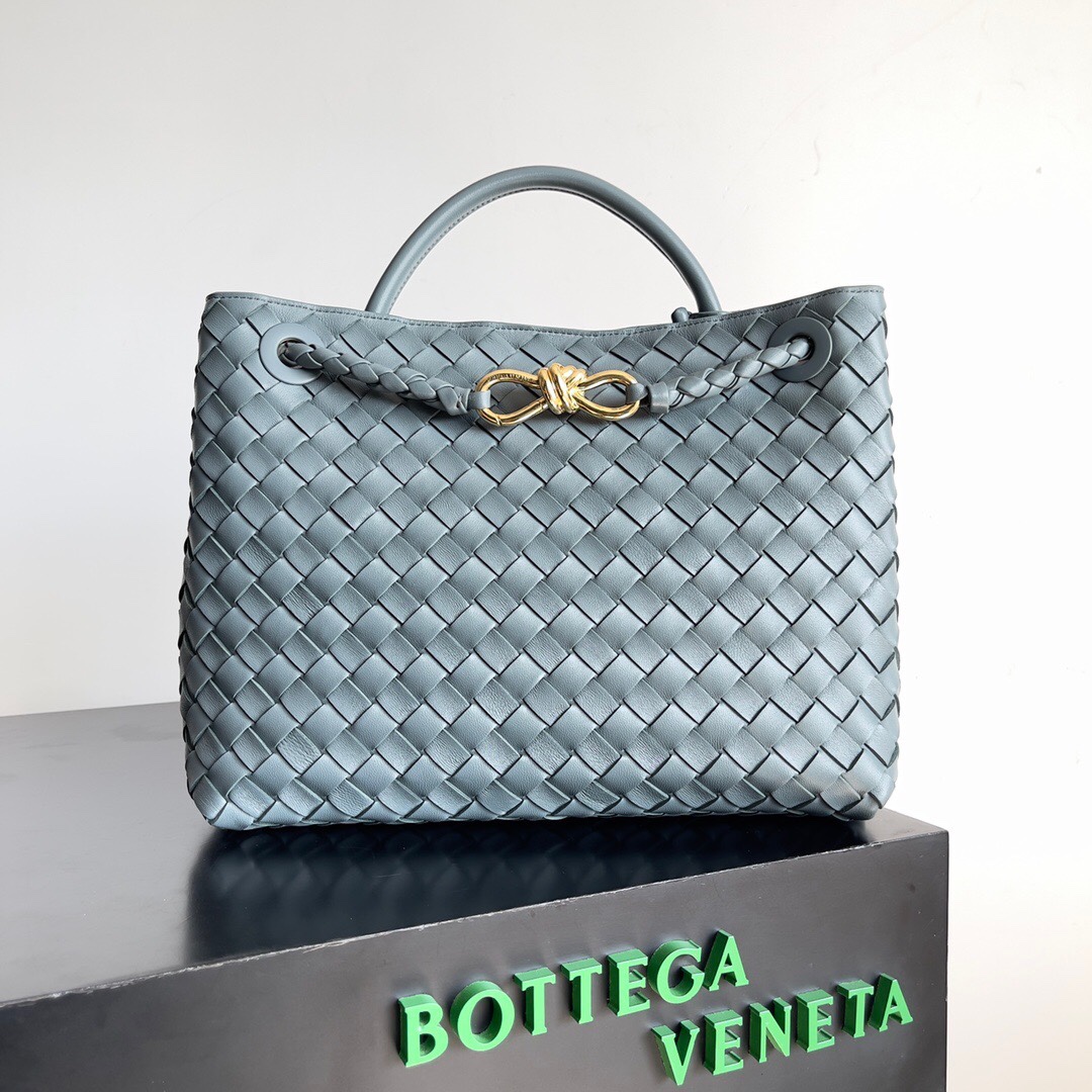 BV的新款Andiamo出货真的实火Bottega Veneta 本季推出的新款Andiamo编织手袋真的是火遍全球！！海内外明星纷纷上身，奥斯卡影后杨紫琼都带它出街，宋佳、崔雅拉、俞飞鸿、三吉彩花、Rosie Hunting-Whiteley 、吉冈里帆等等都pick过这款的包包，经典百搭很显气质，而且包包容量也很大，日常通勤非常方便！！多种背法，肩带可自己调节，原厂小羊皮手感柔软细腻，中性风格的打造，打破性别界限带来更实用、更持久的使用体验\n兼具优雅与休闲风格的Andiamo完美诠释“时尚老钱风”的本貌\n  尺寸：xx。WZ