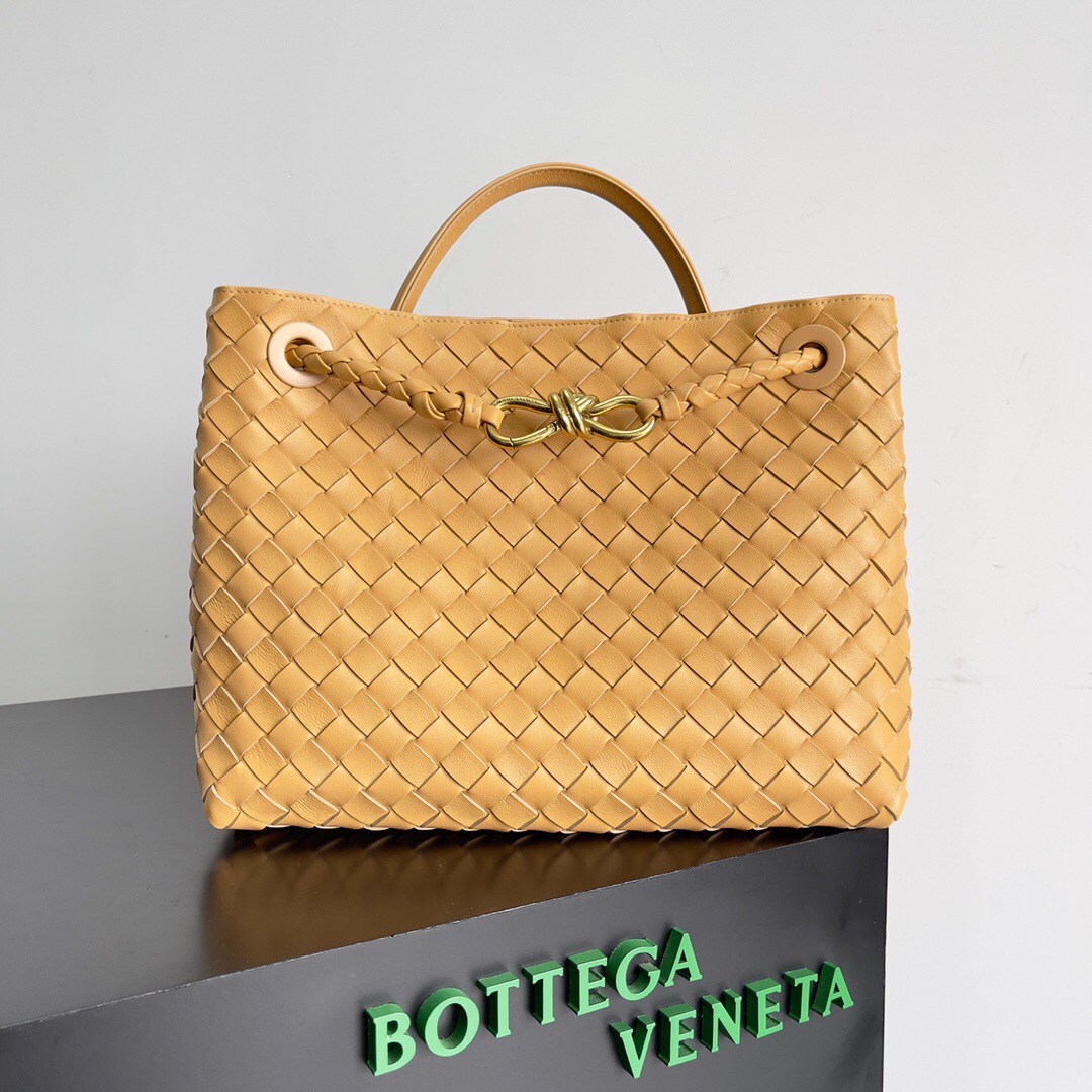 BV的新款Andiamo出货真的实火Bottega Veneta 本季推出的新款Andiamo编织手袋真的是火遍全球！！海内外明星纷纷上身，奥斯卡影后杨紫琼都带它出街，宋佳、崔雅拉、俞飞鸿、三吉彩花、Rosie Hunting-Whiteley 、吉冈里帆等等都pick过这款的包包，经典百搭很显气质，而且包包容量也很大，日常通勤非常方便！！多种背法，肩带可自己调节，原厂小羊皮手感柔软细腻，中性风格的打造，打破性别界限带来更实用、更持久的使用体验\n兼具优雅与休闲风格的Andiamo完美诠释“时尚老钱风”的本貌\n  尺寸：xx。WZ