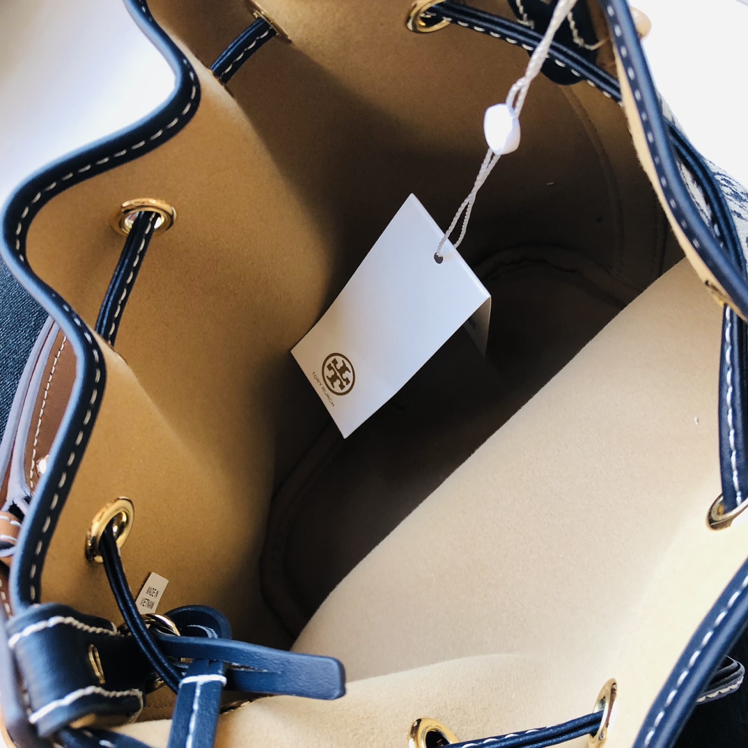 Tory Burch ToryBurch新款老花水桶包 TMonogram图案 融合提花织物 该系列魅力隽永